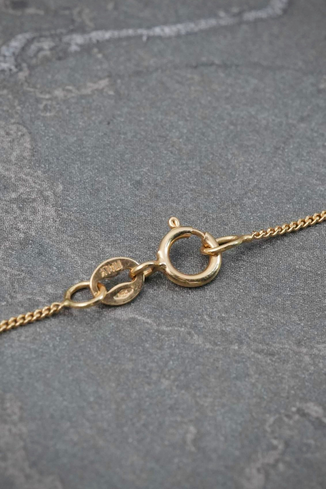 Cadena Mini Cubana con Dije Cruz 19pts de Esmeraldas 2.1gr / 50cm / 0.85mm — Oro Amarillo