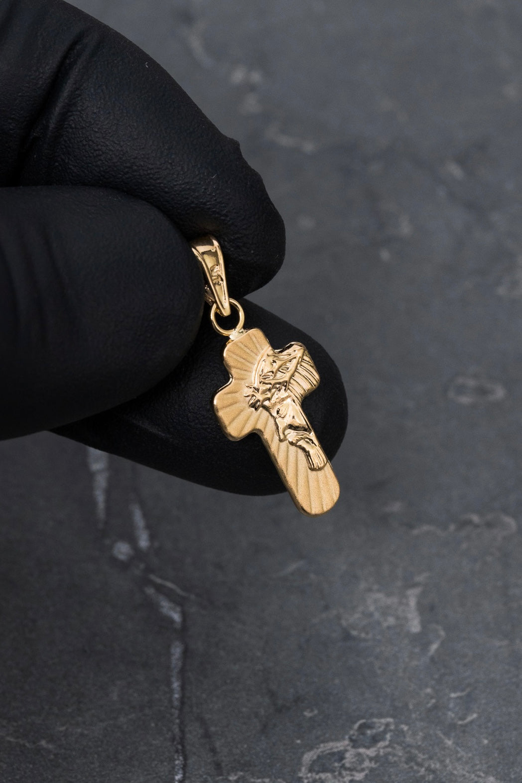Dije cruz rostro de jesus 0.75gr / Largo 2.5cm — Oro Amarillo