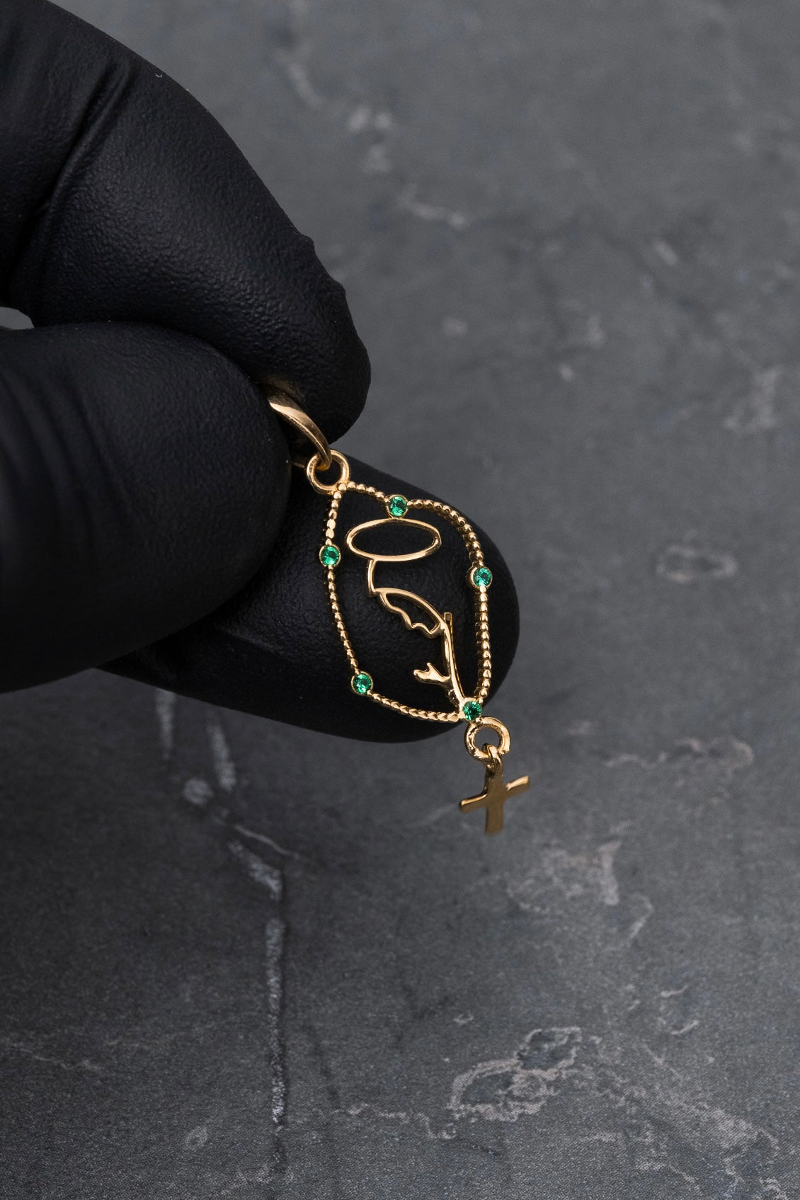 Dije virgen de guadalupe con swarovski verde 1.2gr / Largo 3.5cm / Oro Amarillo Nac P