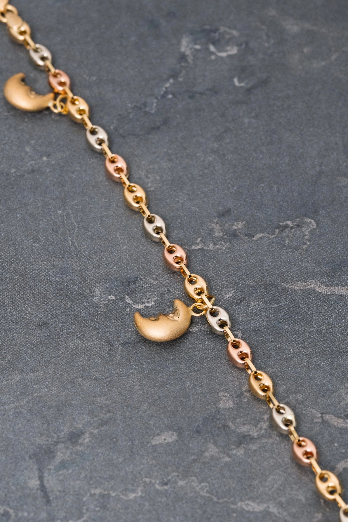 Pulso gc con dijes 3.7gr / Largo 18.5cm / Tres Oros (Joya) M