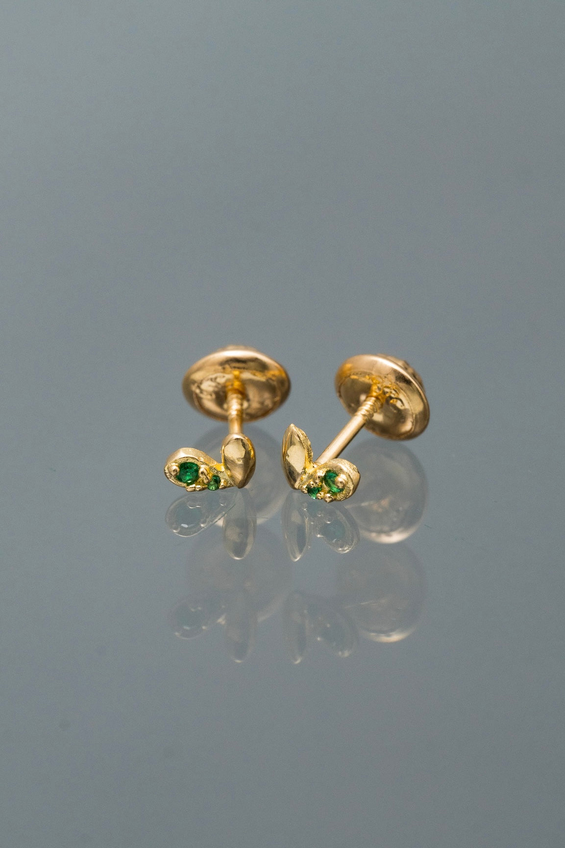 Topos corazon con swarovski verde 0.65gr / Largo 0.38cm / Oro Amarillo Nac B