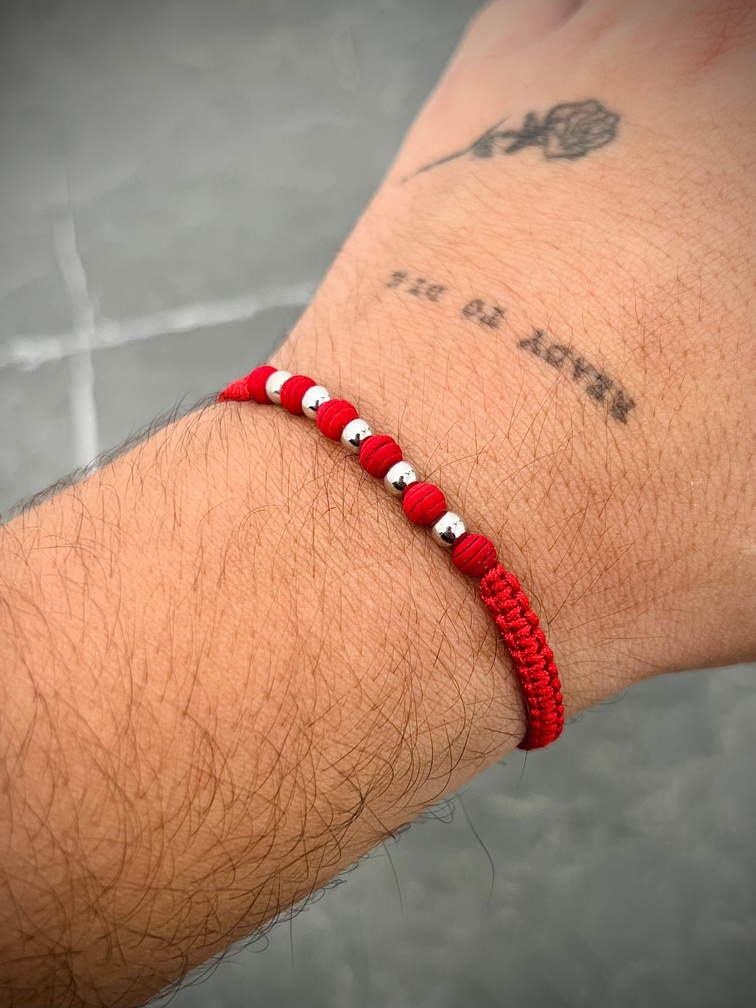 Pulsera en hilo rojo con bolas lisas y neoprenos 0.4gr — Oro Blanco
