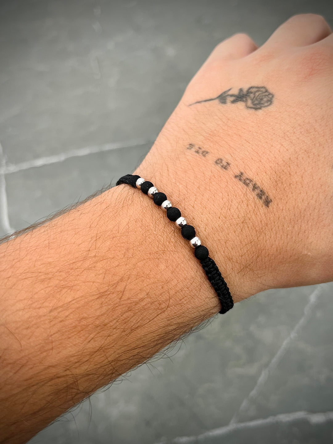 Pulsera en hilo negro con bolas lisas y neoprenos 0.4gr — Oro Blanco