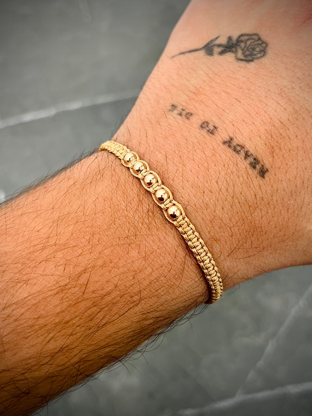 Pulsera en hilo beige con bolas lisas 0.4gr — Oro Rosado