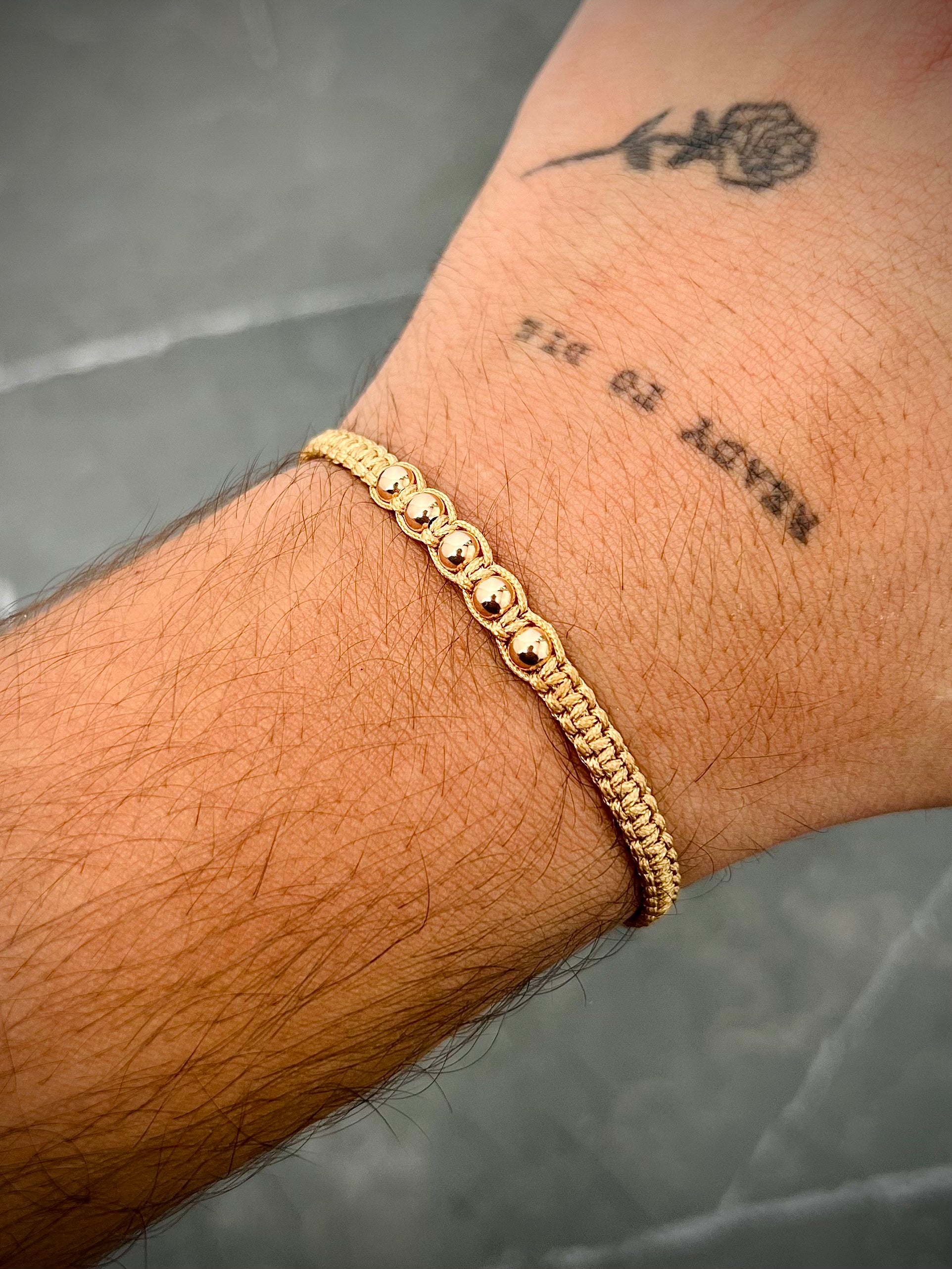 Pulsera en hilo beige con bolas lisas 0.4gr / Oro Rosado (Joya) M