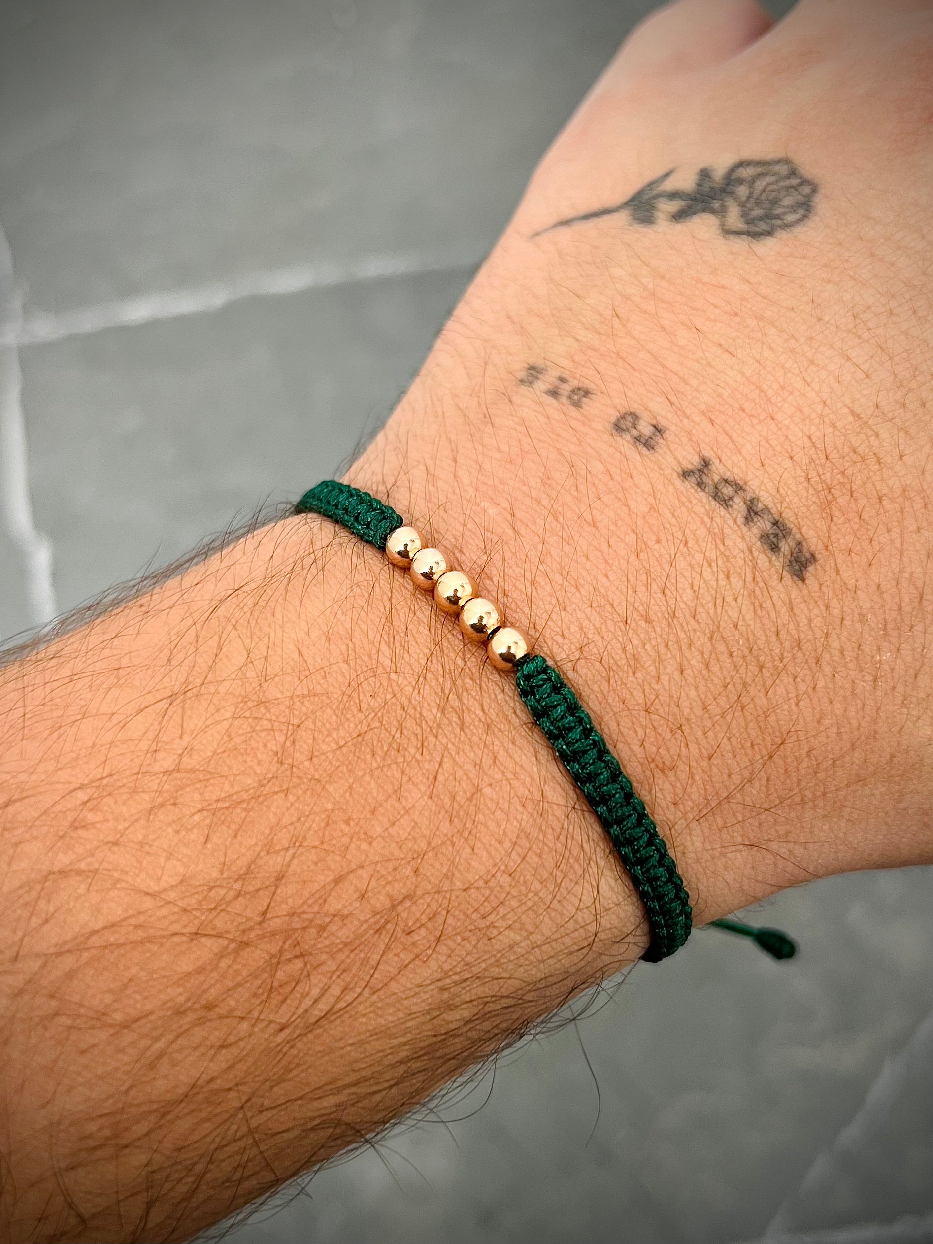Pulsera en hilo verde con bolas lisas 0.4gr / Oro Rosado (Joya) M