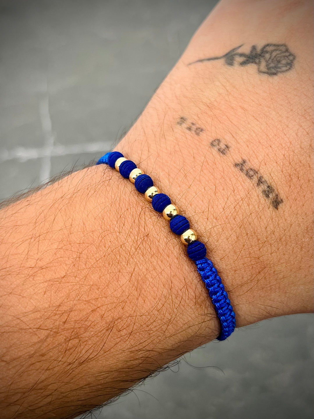 Pulsera en hilo azul rey con con bolas lisas y neoprenos 0.4gr — Oro Amarillo