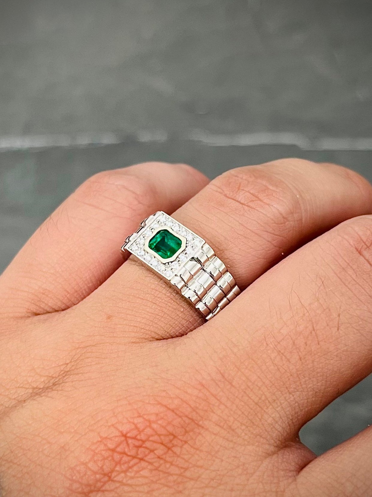 Anillo con 49pts de esmeralda y 16pts de diamantes 6.3gr / TALLA 9 3/4 / Oro Blanco (Joya) M