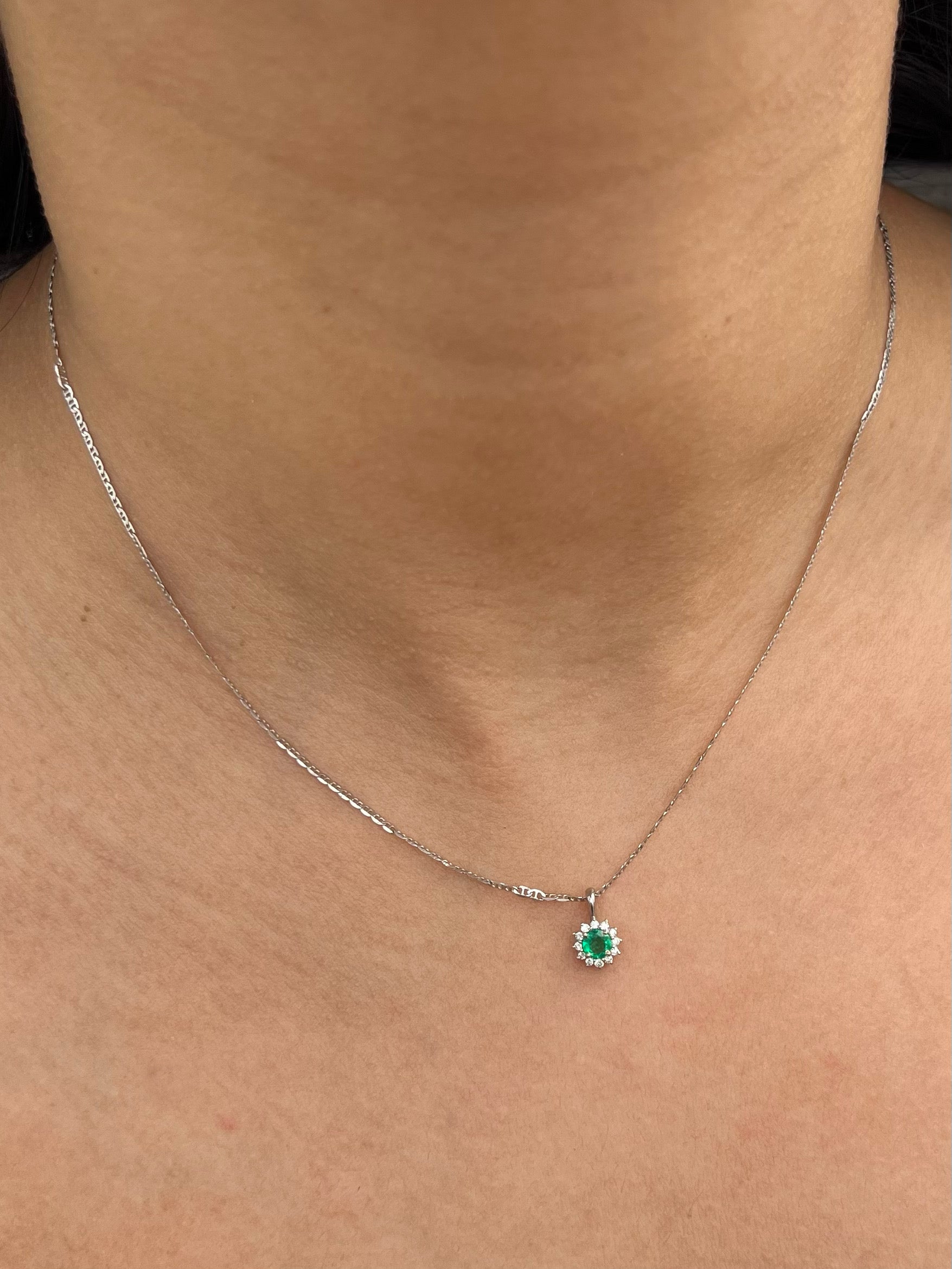 Dije con 18pts de esmeralda y 12pts de diamantes 0.5gr / Largo 1cm / Oro Blanco (Joya) M