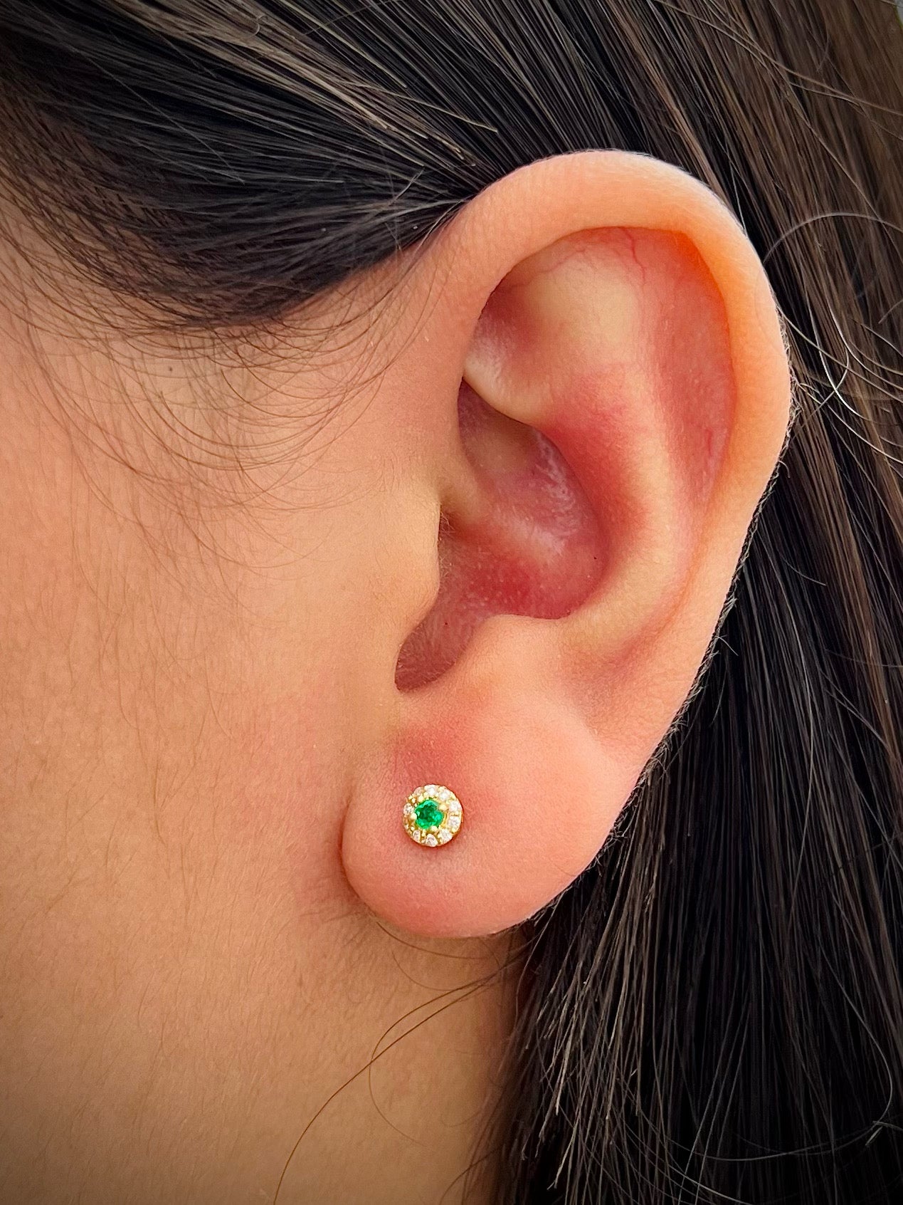 Topos con 30pts de esmeralda y 26pts de diamantes 1.1gr / Largo 0.4cm / Oro Amarillo (Joya) M