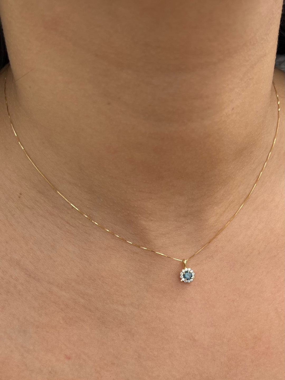 Dije con 20pts de diamante azul y 11pts de diamantes blanco 0.55gr / Largo 1cm / Oro Amarillo (Joya) M