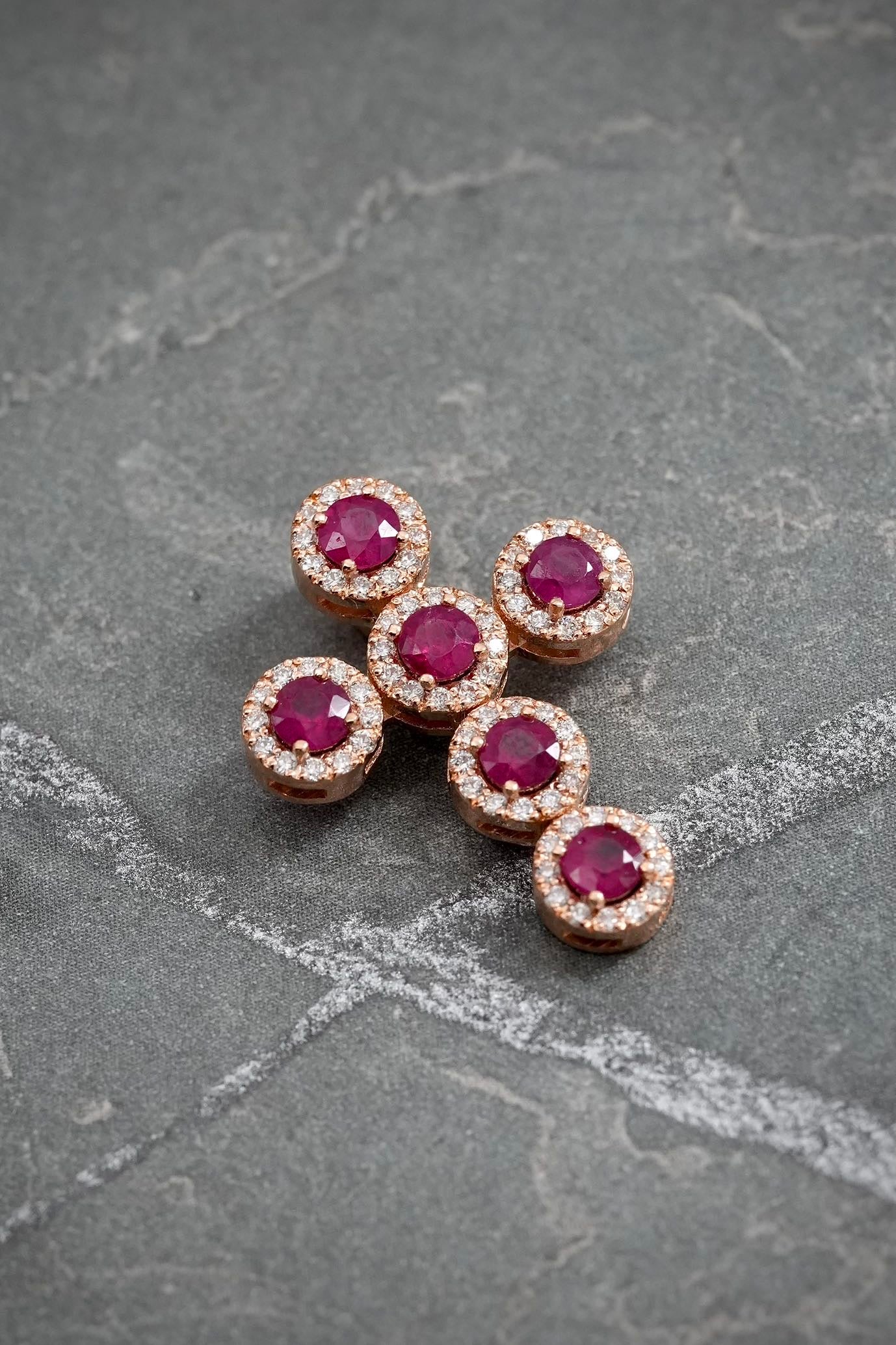 Dije con 94pts de rubie y 36pts de diamantes 2.8gr / Largo 2.2cm / Oro Rosado (Joya) M