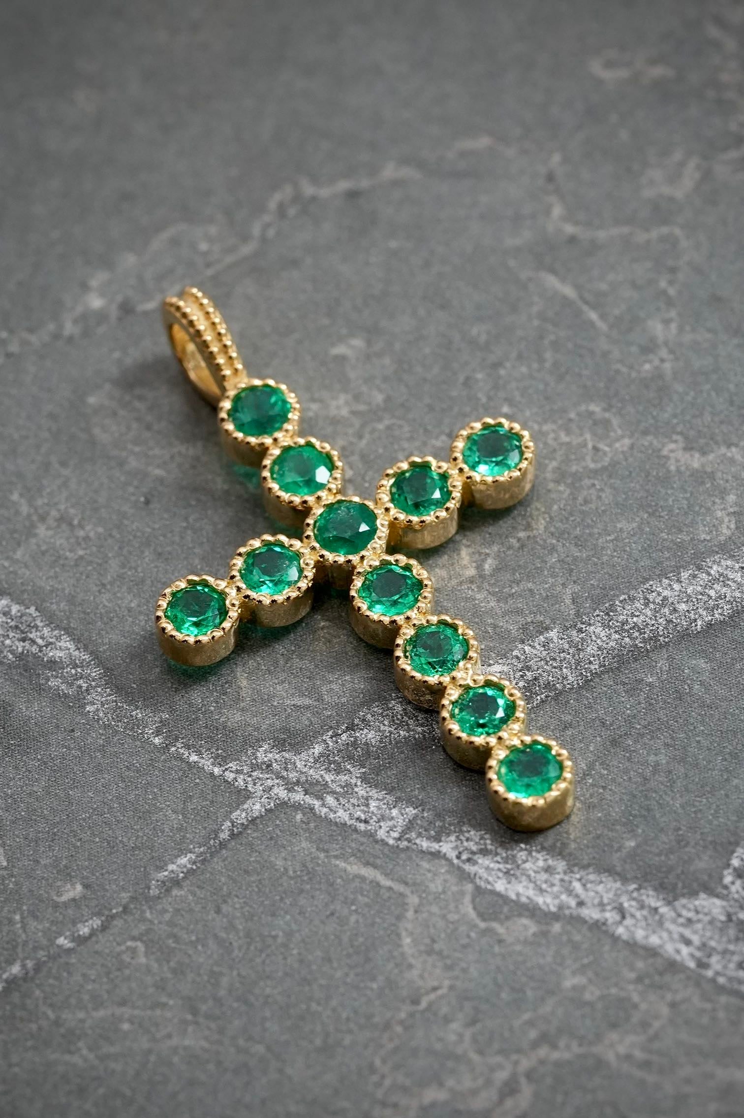 Dije cruz con 149pts de esmeraldas 4.4gr / Largo 3.7cm / Oro Amarillo (Joya) M