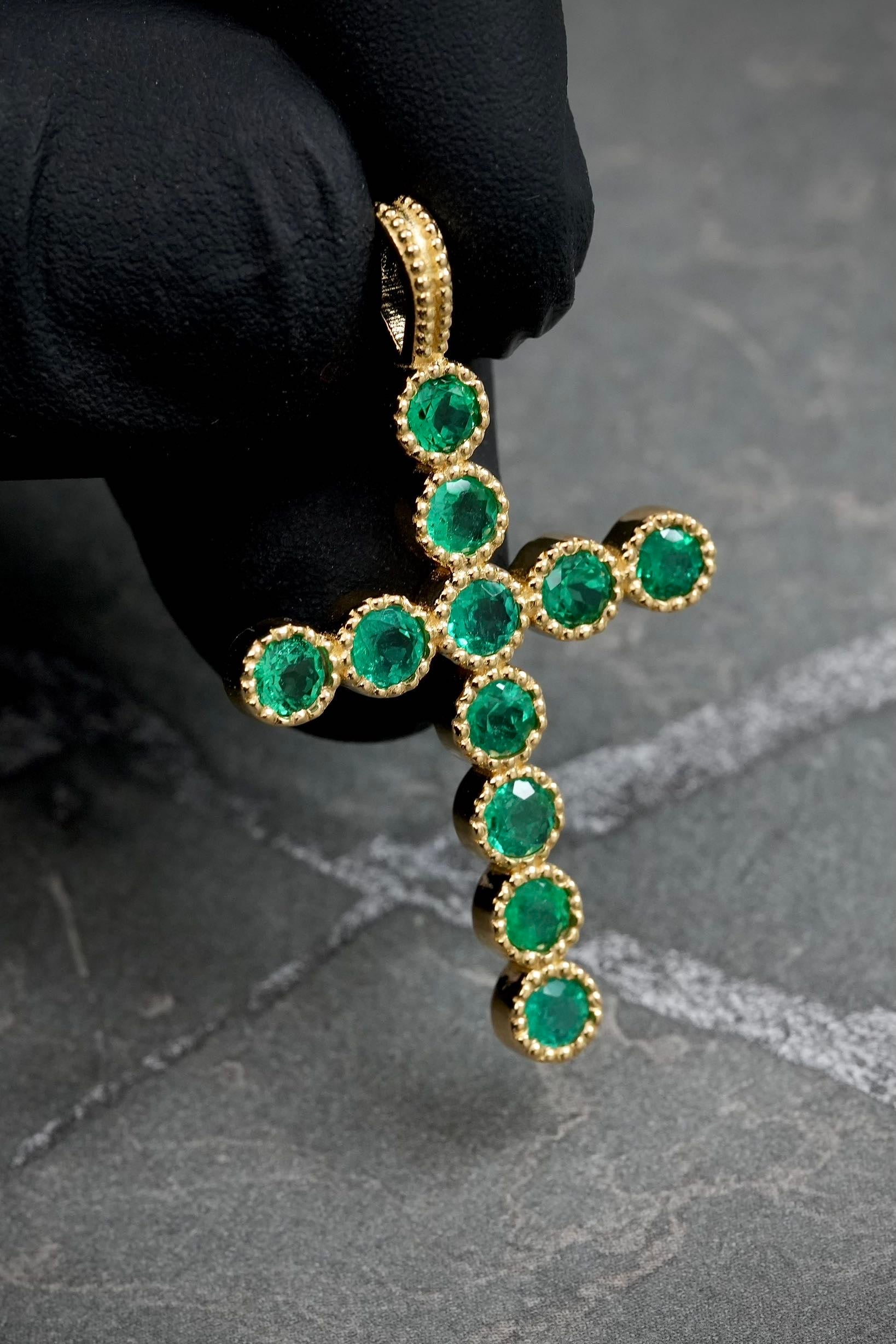 Dije cruz con 149pts de esmeraldas 4.4gr / Largo 3.7cm / Oro Amarillo (Joya) M