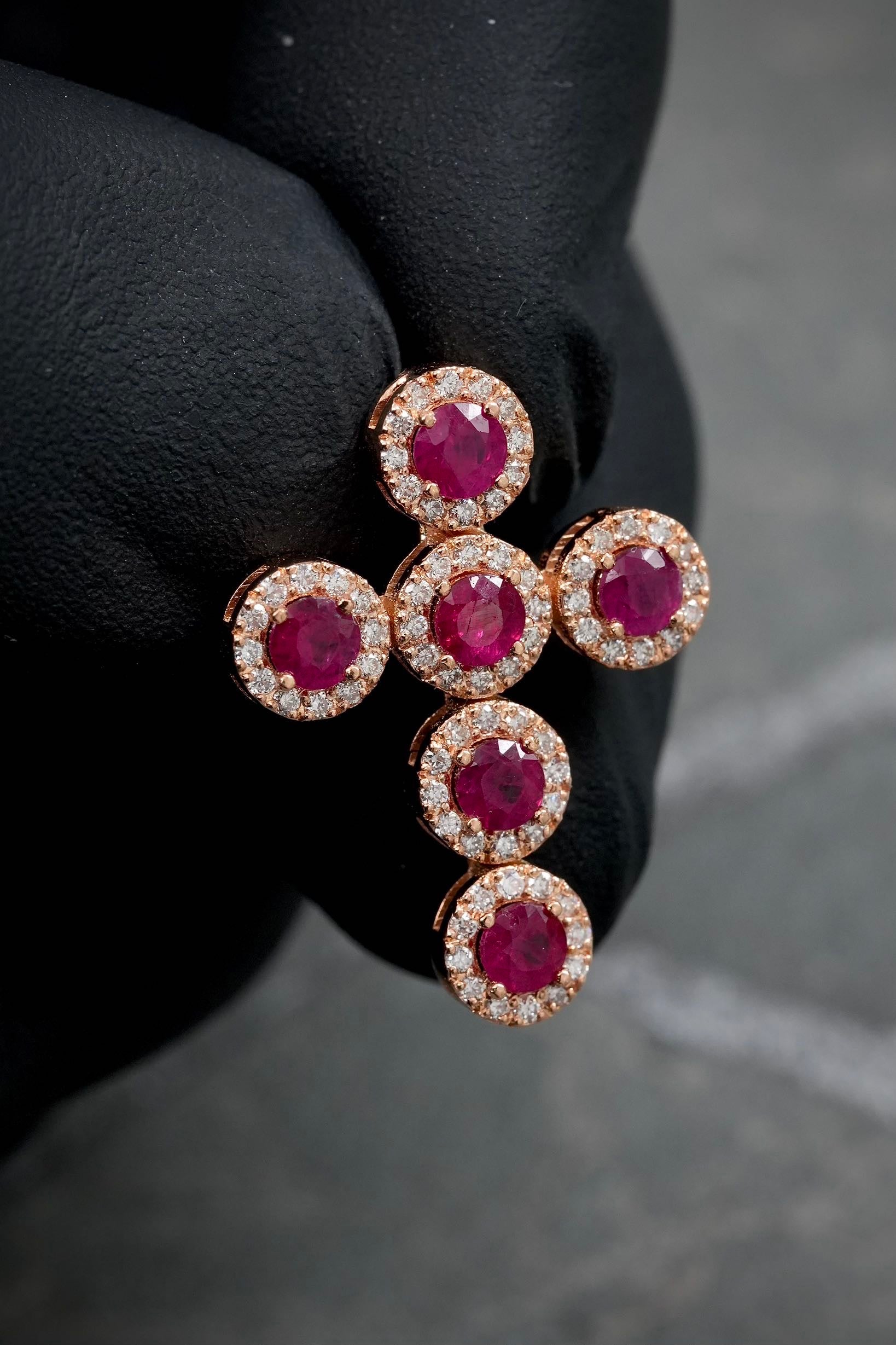 Dije con 94pts de rubie y 36pts de diamantes 2.8gr / Largo 2.2cm / Oro Rosado (Joya) M