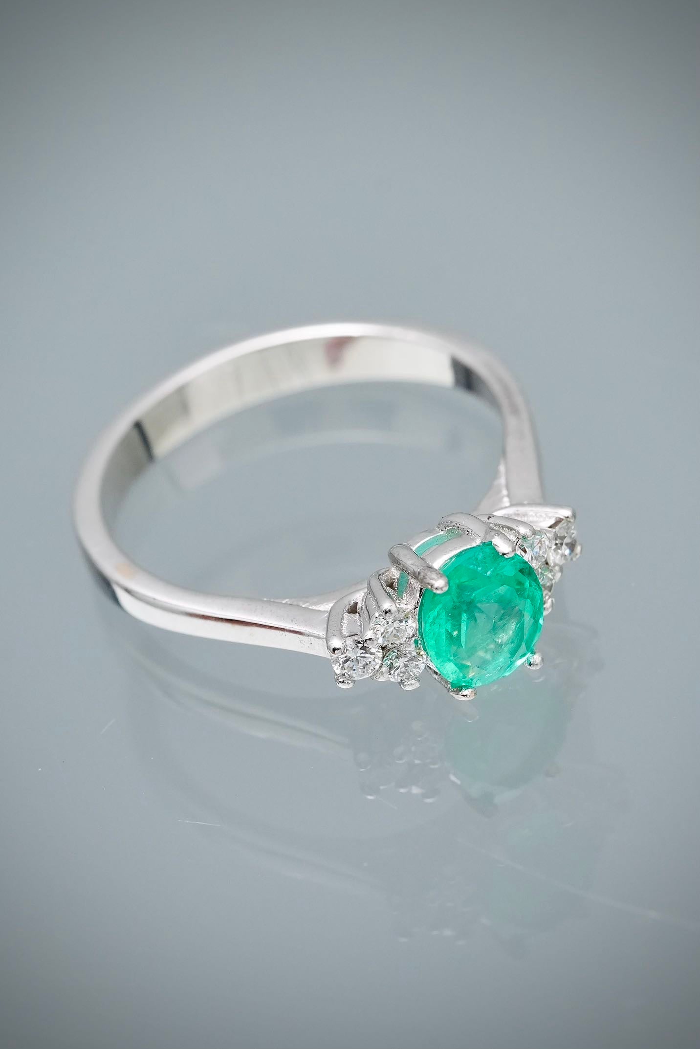 Solitario con 63pts de esmeralda y 14pts de diamantes 3.1gr / TALLA 6 / Oro Blanco (Joya) M