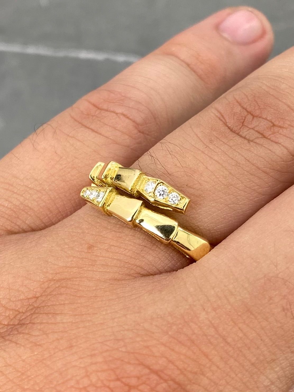 Anillo con 17pts de diamantes 7.95gr / TALLA 9 1/2 / Oro Amarillo (Joya) M