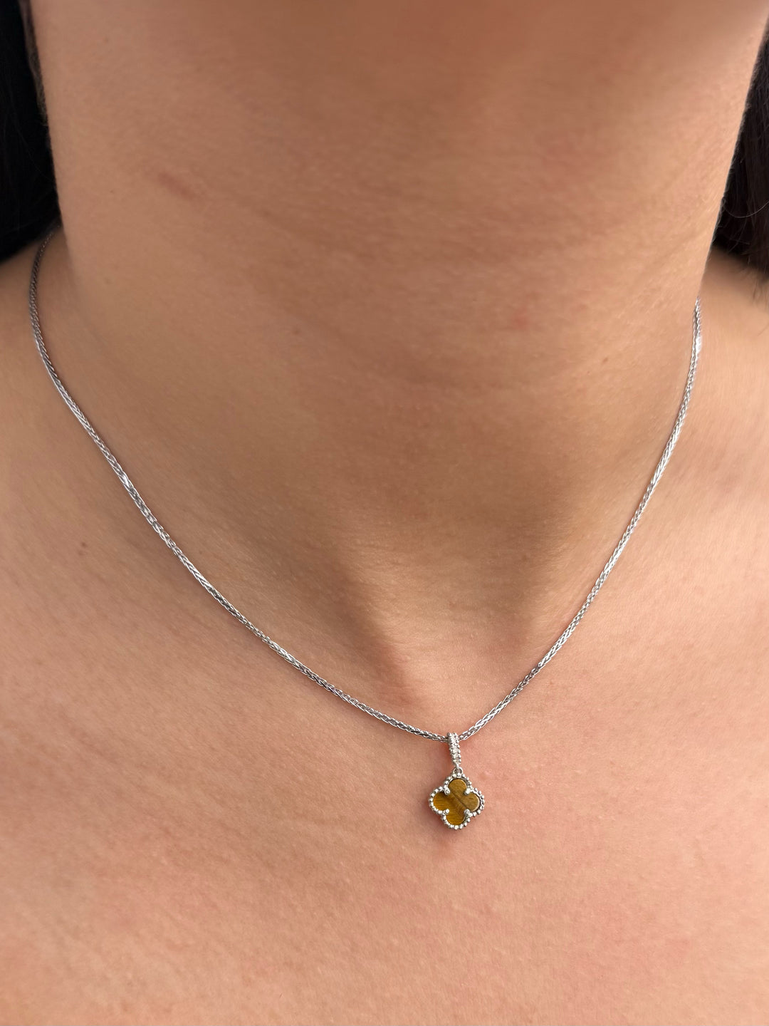 Dije lucky clover piedra cafe 0.8gr / Largo 1.6cm — Oro Blanco