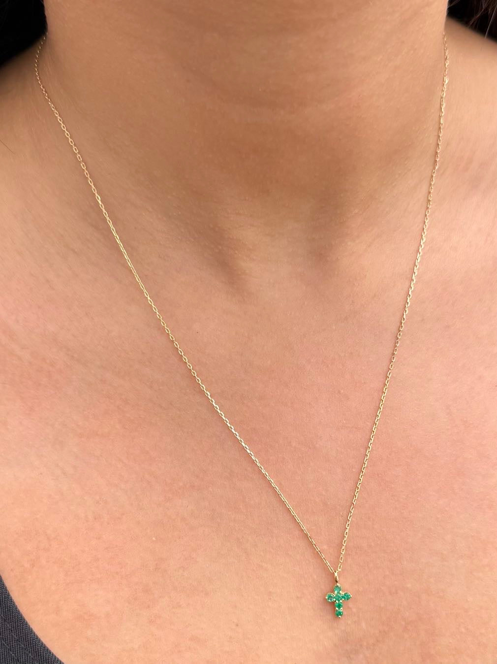 Cadena Aro Seguido con Dije Cruz 19pts de Esmeraldas 2.15gr / 50cm / 1mm — Oro Amarillo