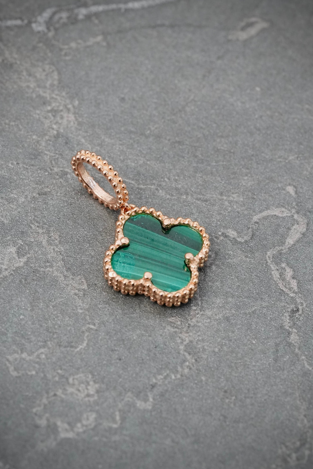 Dije lucky clover Piedra verde 2.1gr / Largo 2.3cm — Oro Rosado