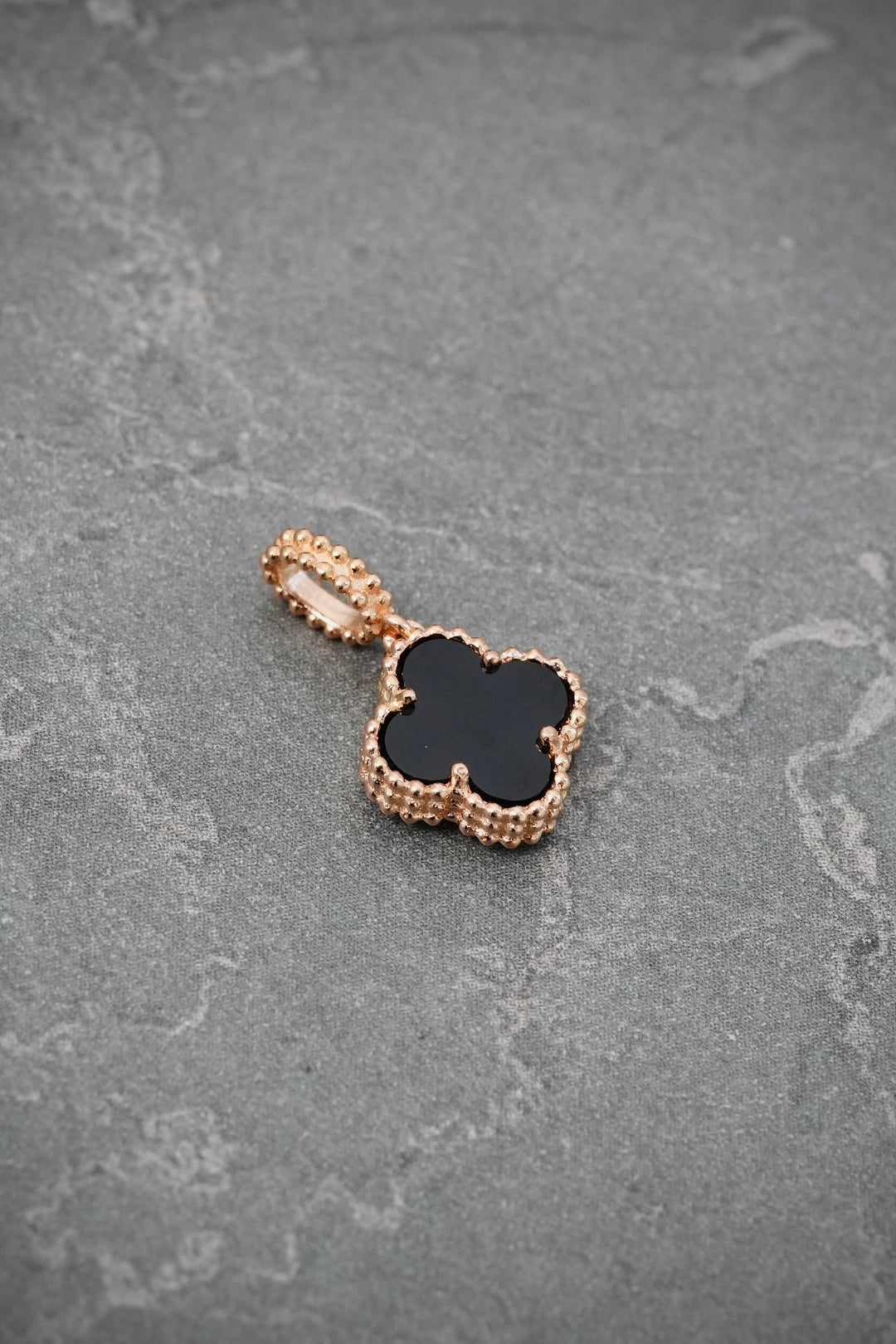 Dije Lucky Clover Piedra Nergra 0.9gr / Largo 1.6cm — Oro Rosado