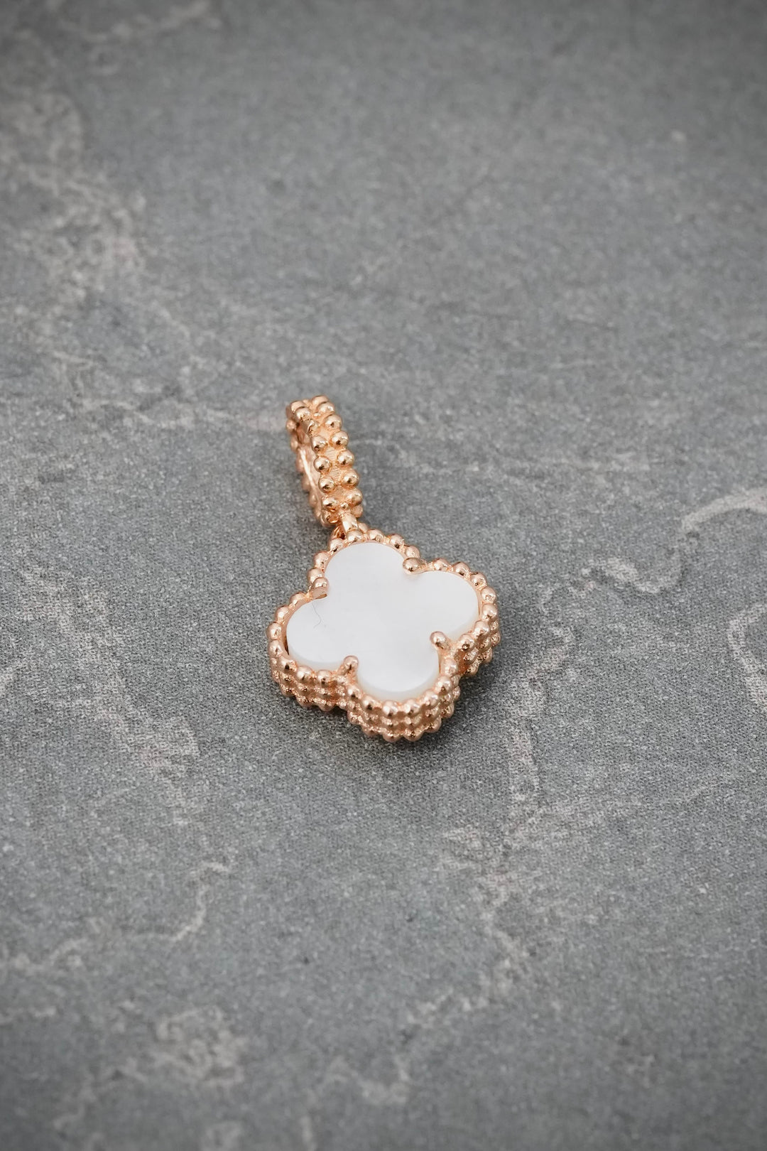 Dije Lucky Clover Piedra Blanca 0.95gr / 1.6cm / 9.7mm — Oro Amarillo