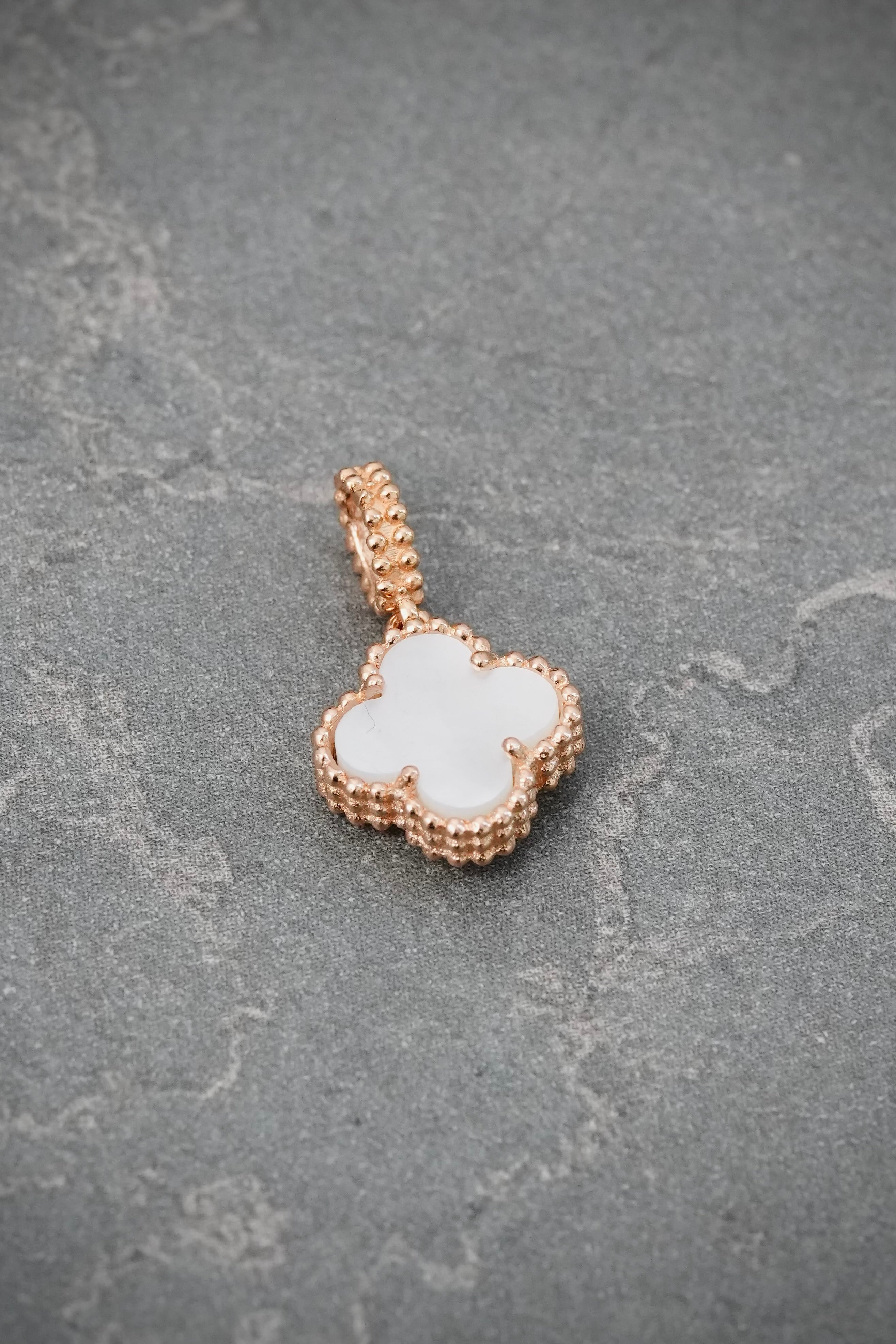 Dije Lucky Clover Piedra Blanca 0.95gr / 1.6cm / 9.7mm — Oro Amarillo