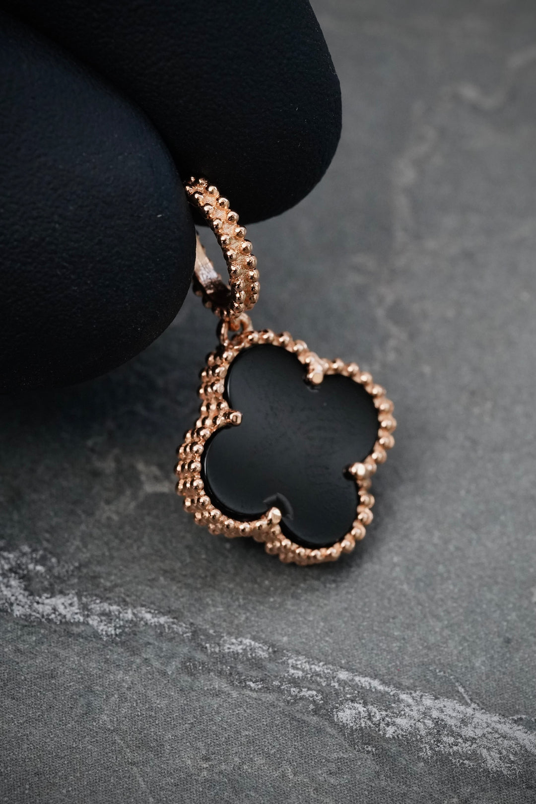 Dije lucky clover piedra negra 1.9gr / Largo 2.3cm — Oro Rosado
