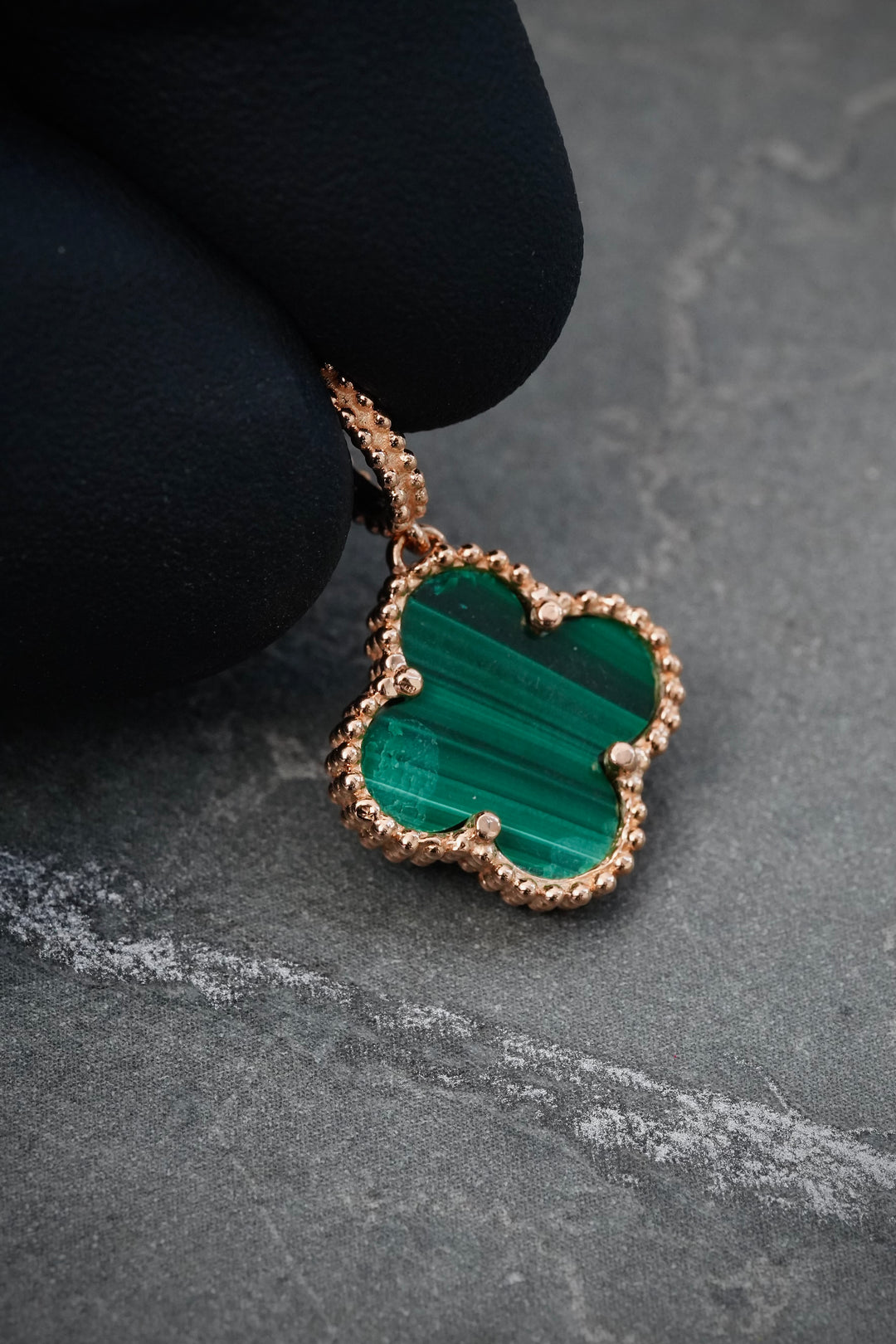 Dije lucky clover piedra verde 2.2gr / Largo 2.3cm — Oro Rosado
