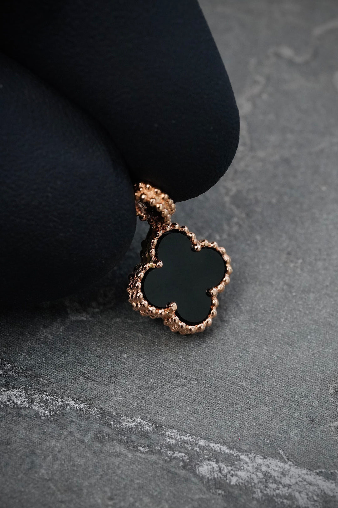 Dije Lucky Clover Piedra Nergra 0.9gr / Largo 1.6cm — Oro Rosado