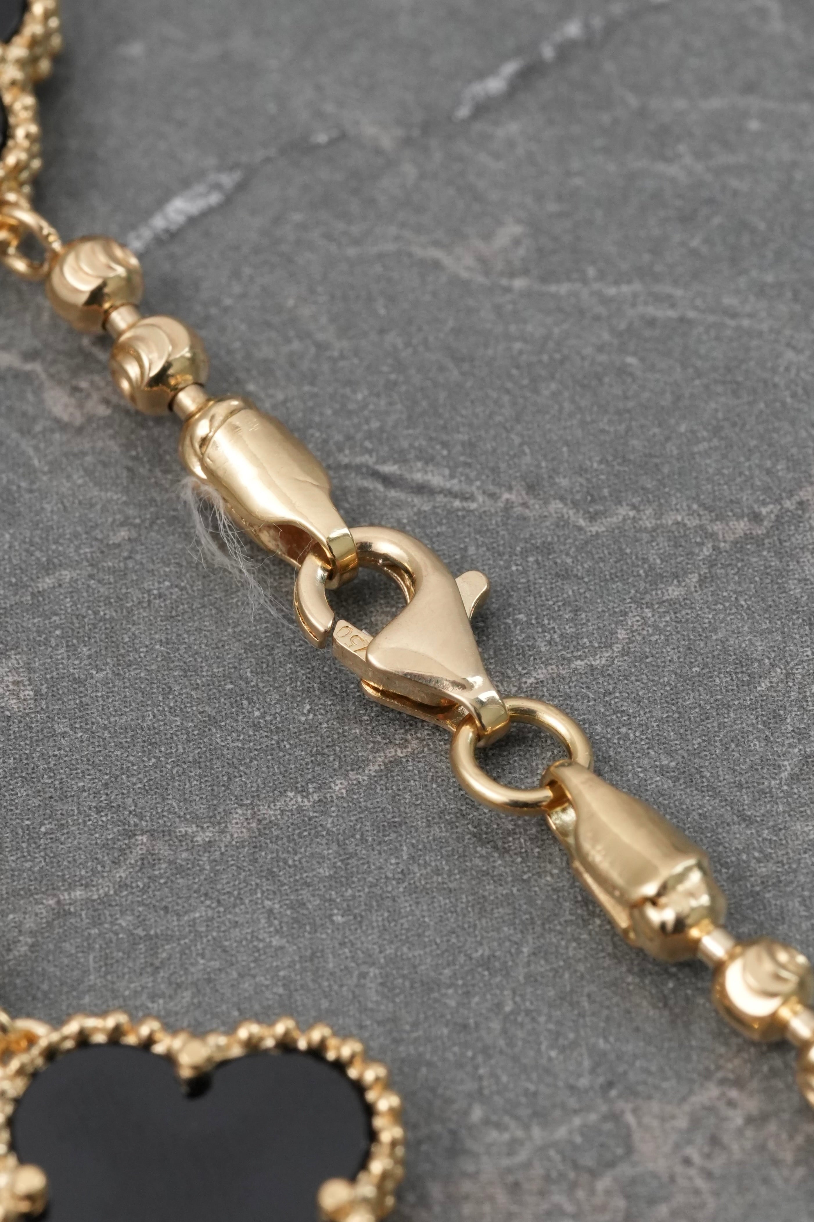 Pulso Lucky Clover Piedra Negra 9.75gr / 17.5cm / 14mm — Oro Amarillo