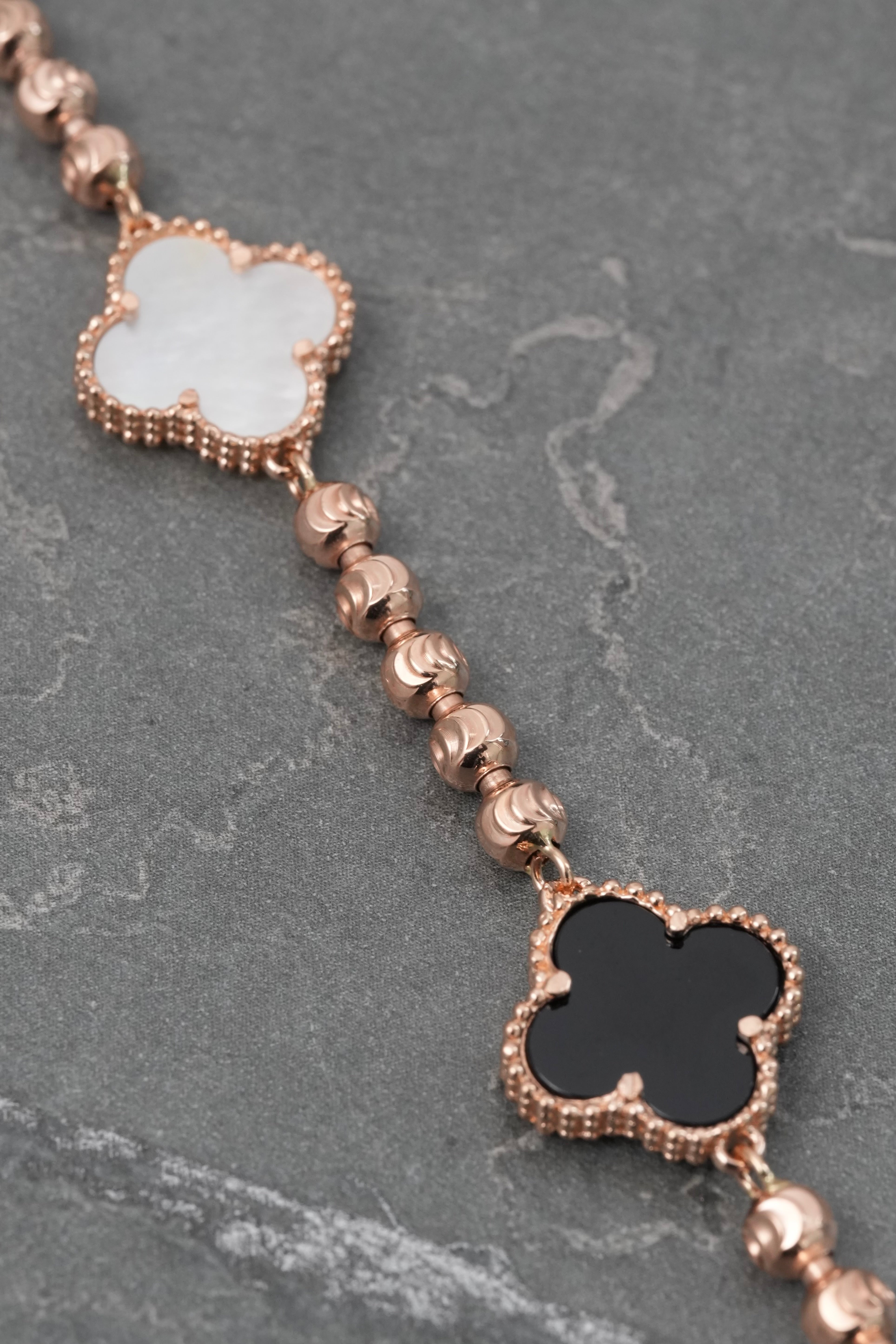 Pulso Lucky Clover Piedra Negra y Blanca 11.55gr / 19.5cm / 13.9mm — Oro Rosado