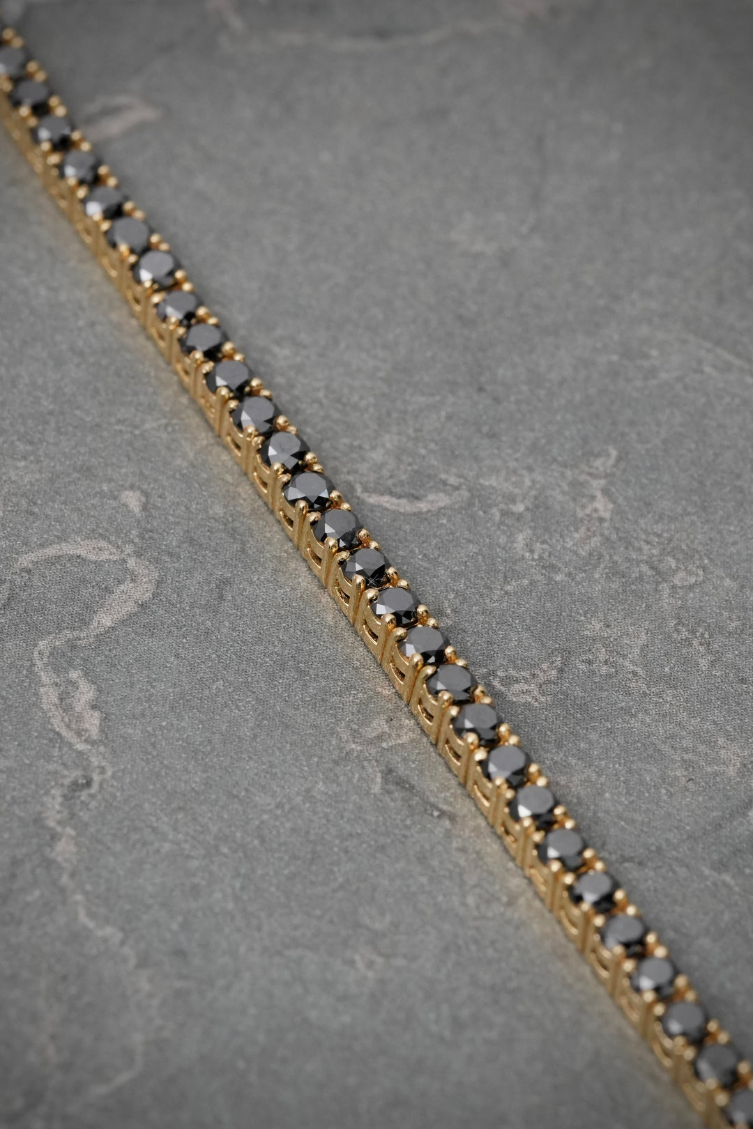 Pulso Tenis con 504pts de Diamante Negro 10.65gr / 18cm / 2.6mm — Oro Amarillo
