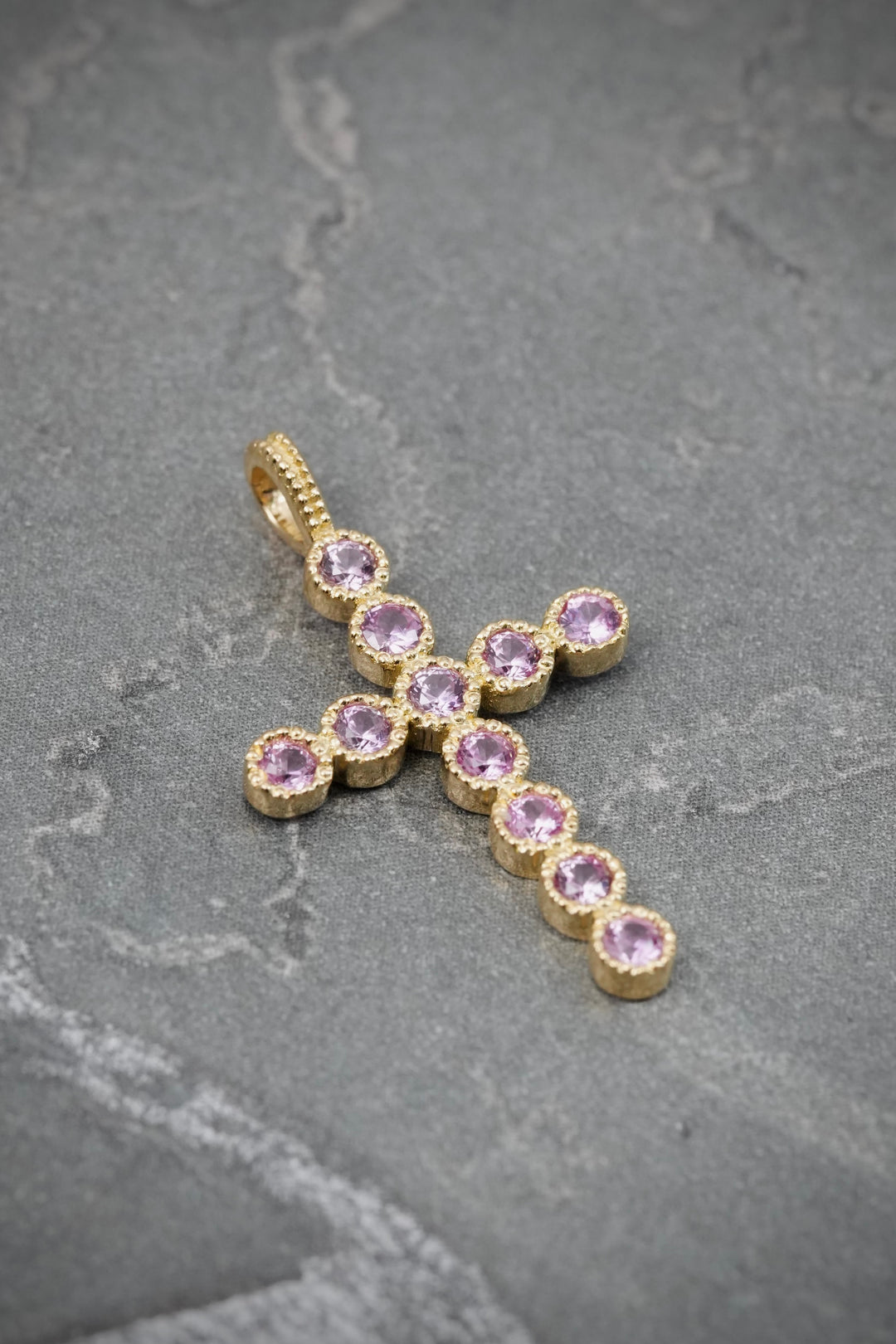 Dije Cruz con 44pts de Zafiros 1.25gr / 2.5cm / 15mm — Oro Amarillo