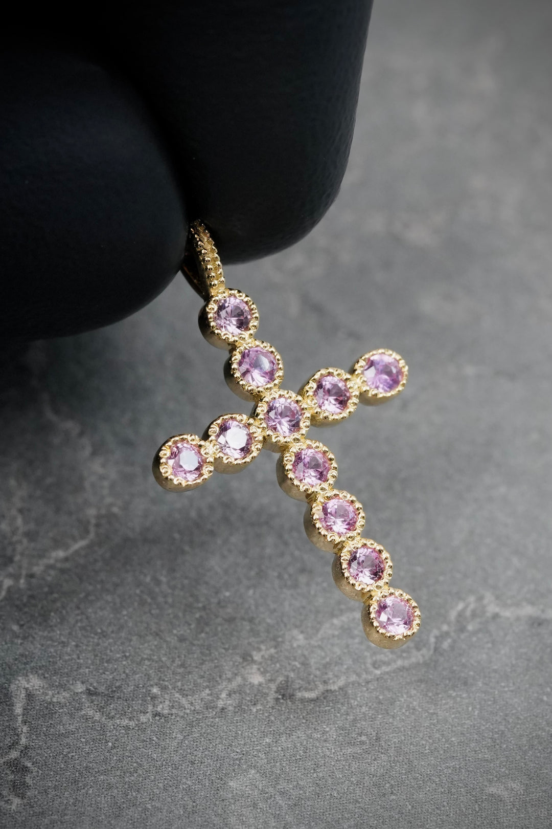 Dije Cruz con 44pts de Zafiros 1.25gr / 2.5cm / 15mm — Oro Amarillo