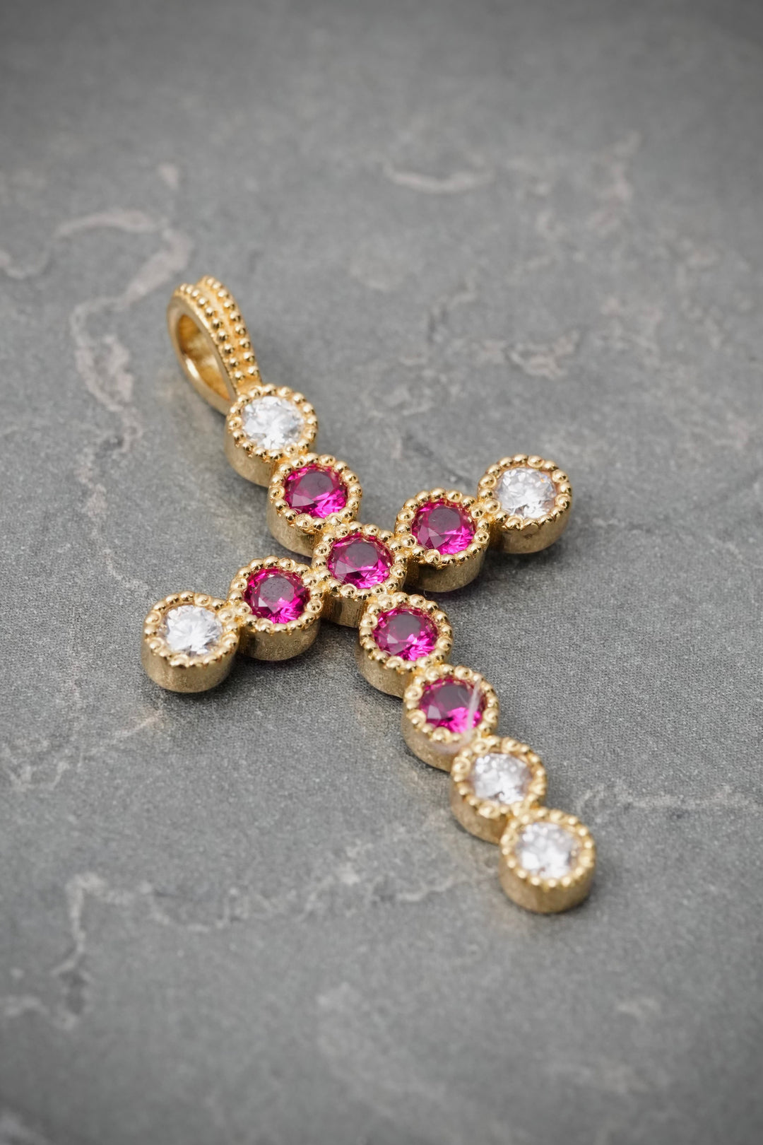 Dije Cruz con 133pts de Moissanita fucsia y blanca 4.55gr / 3.7cm / 22.7mm — Oro Amarillo