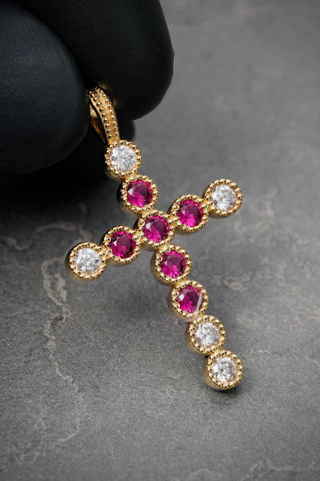 Dije Cruz con 133pts de Moissanita fucsia y blanca 4.55gr / 3.7cm / 22.7mm — Oro Amarillo
