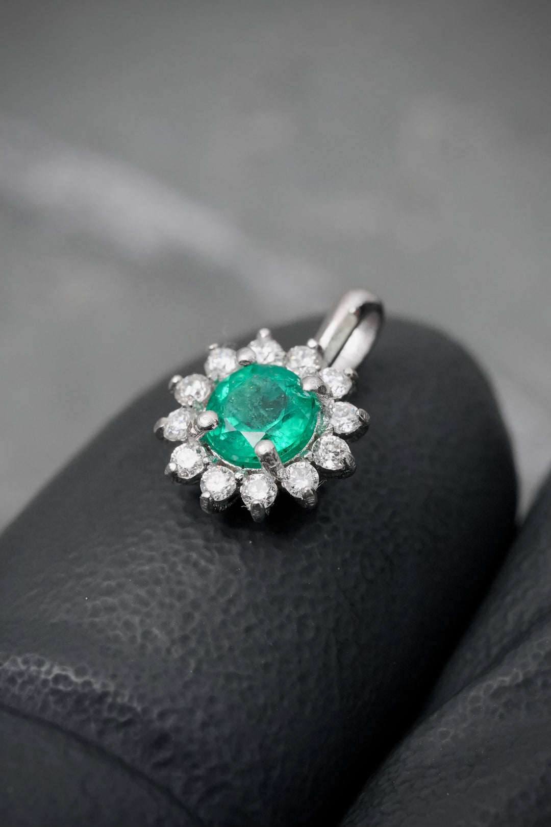 Dije con 28pts de Esmeralda y 12pts de Diamantes 0.65gr / 1.1cm / 7.6mm — Oro Blanco