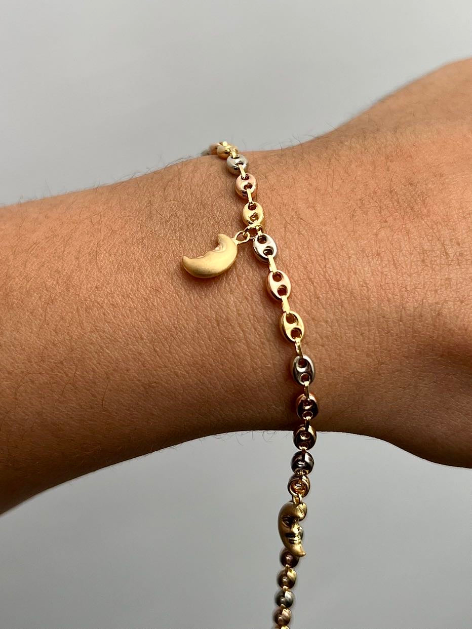 Pulso gc con dijes 3.7gr / Largo 18.5cm / Tres Oros (Joya) M