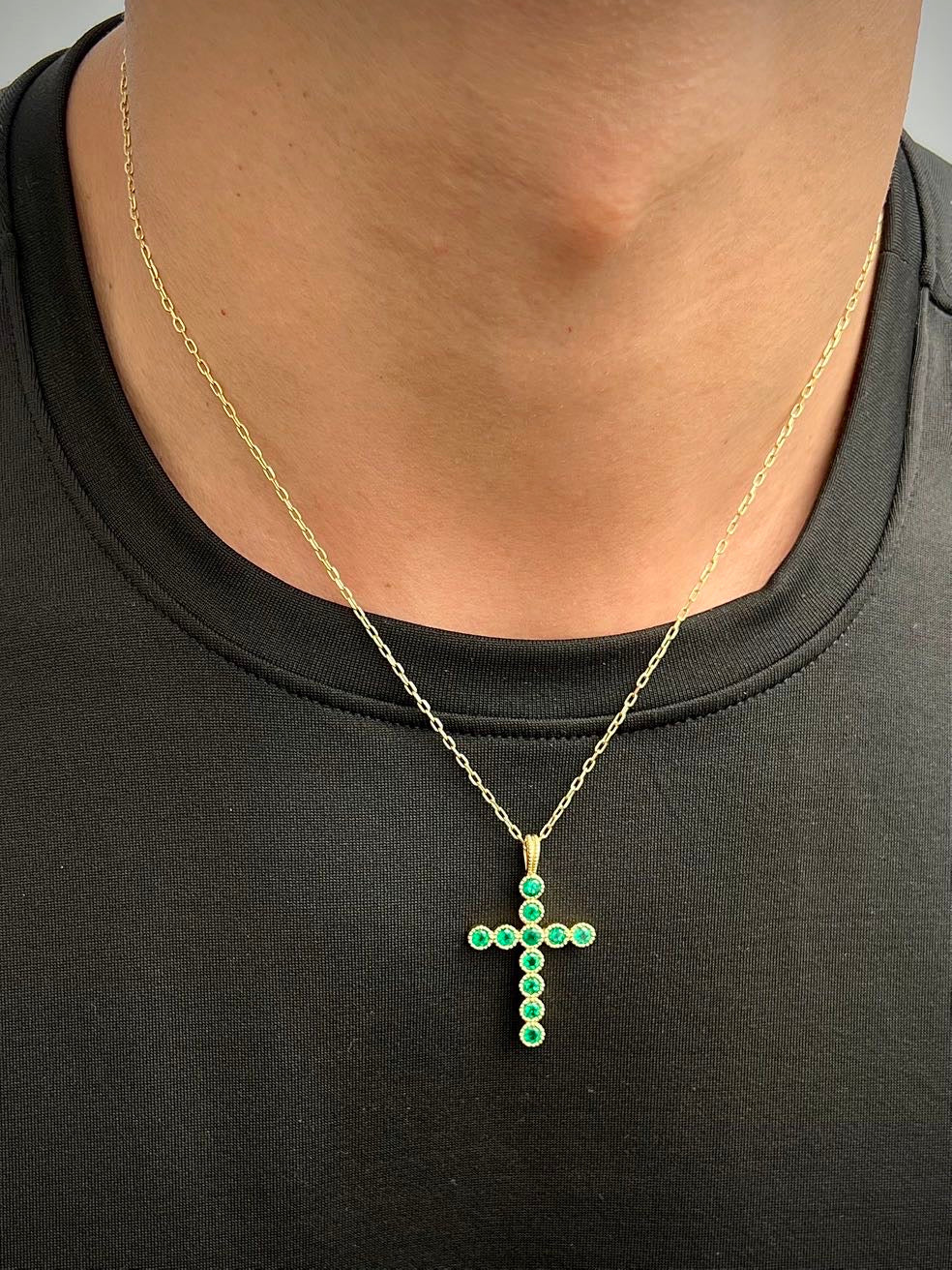 Dije cruz con 149pts de esmeraldas 4.4gr / Largo 3.7cm / Oro Amarillo (Joya) M