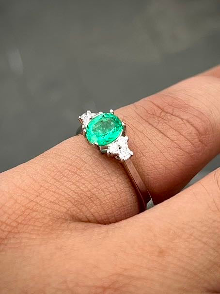 Solitario con 63pts de esmeralda y 14pts de diamantes 3.1gr / TALLA 6 / Oro Blanco (Joya) M