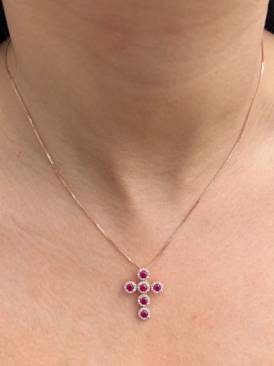 Dije con 94pts de rubie y 36pts de diamantes 2.8gr / Largo 2.2cm / Oro Rosado (Joya) M