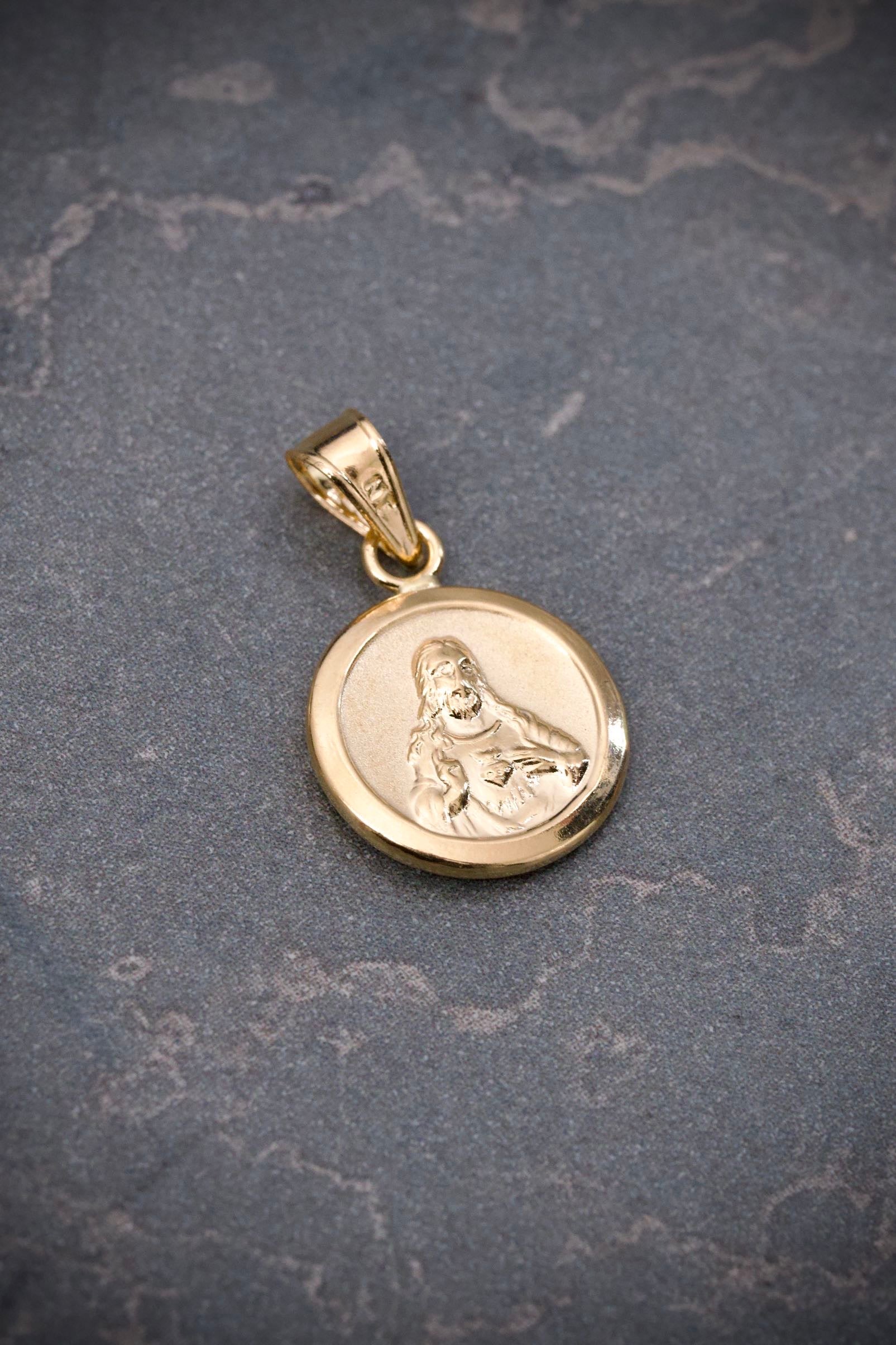 Dije de corazon de jesus y virgen del carmen 0.6gr / Largo 1.9cm / Oro Amarillo Nac B