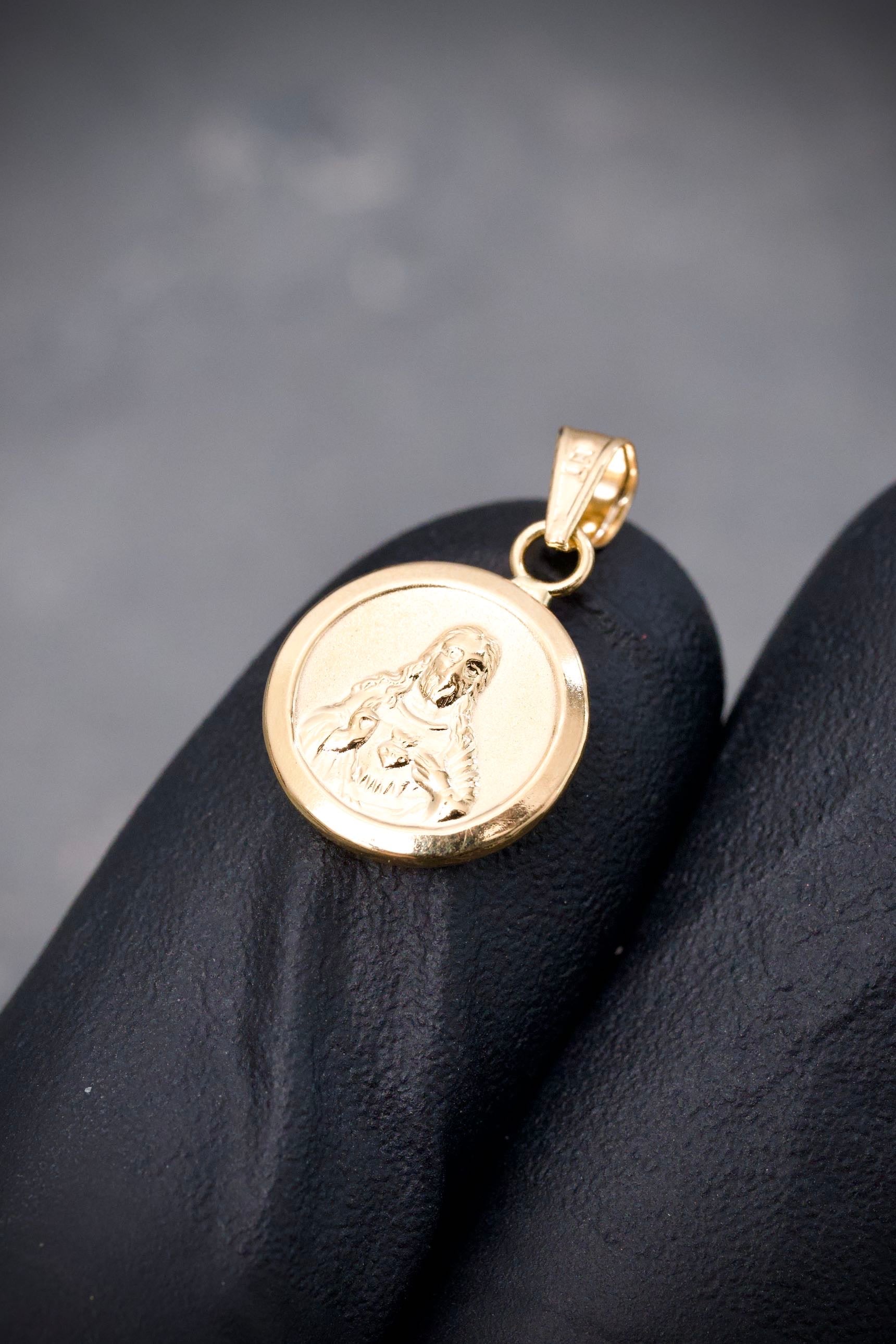 Dije de corazon de jesus y virgen del carmen 0.6gr / Largo 1.9cm / Oro Amarillo Nac B