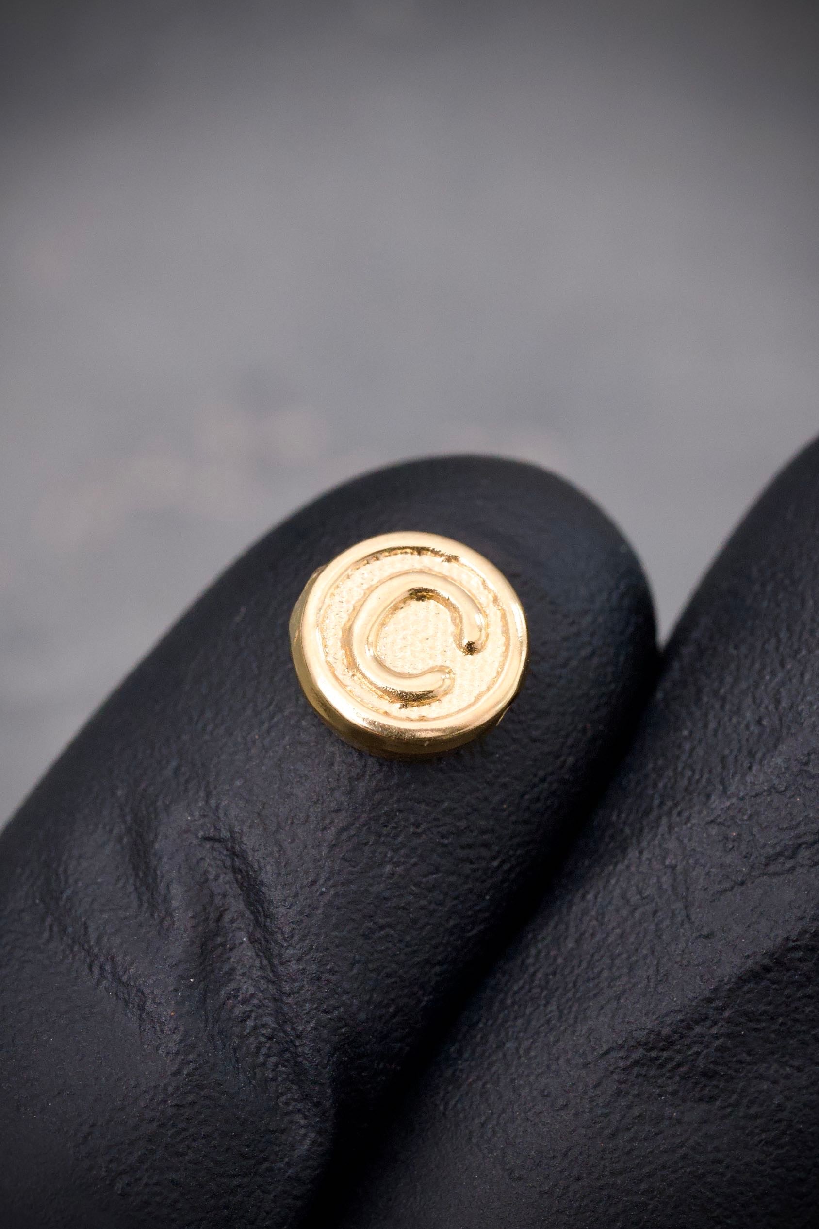 Herraje De Letra C 0.35gr / Largo 0.8cm — Oro Amarillo