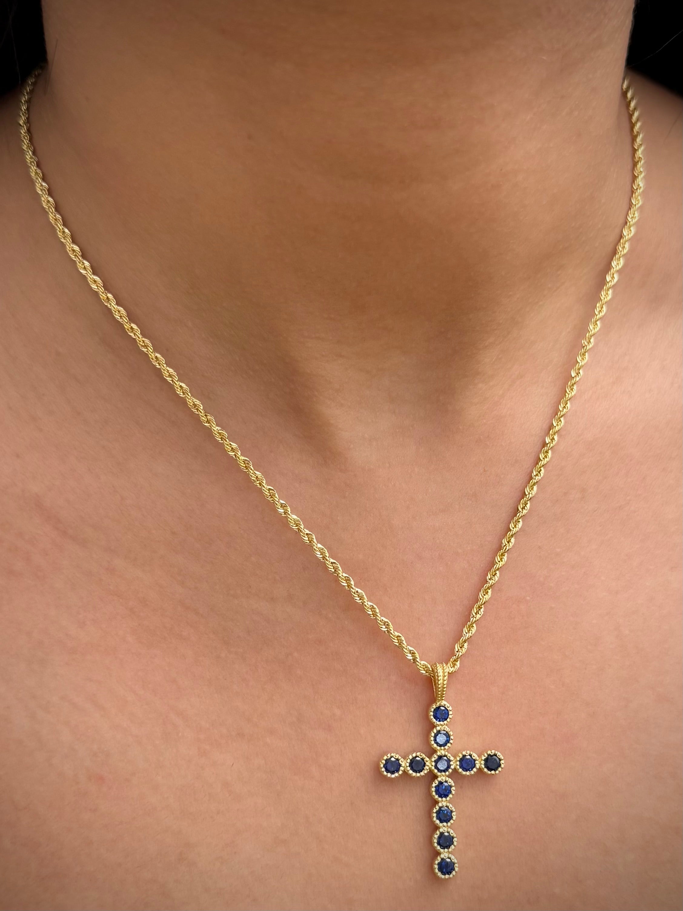 Dije Cruz con Swarovski Azul 4.6gr / 3.7cm / 22.7mm — Oro Amarillo