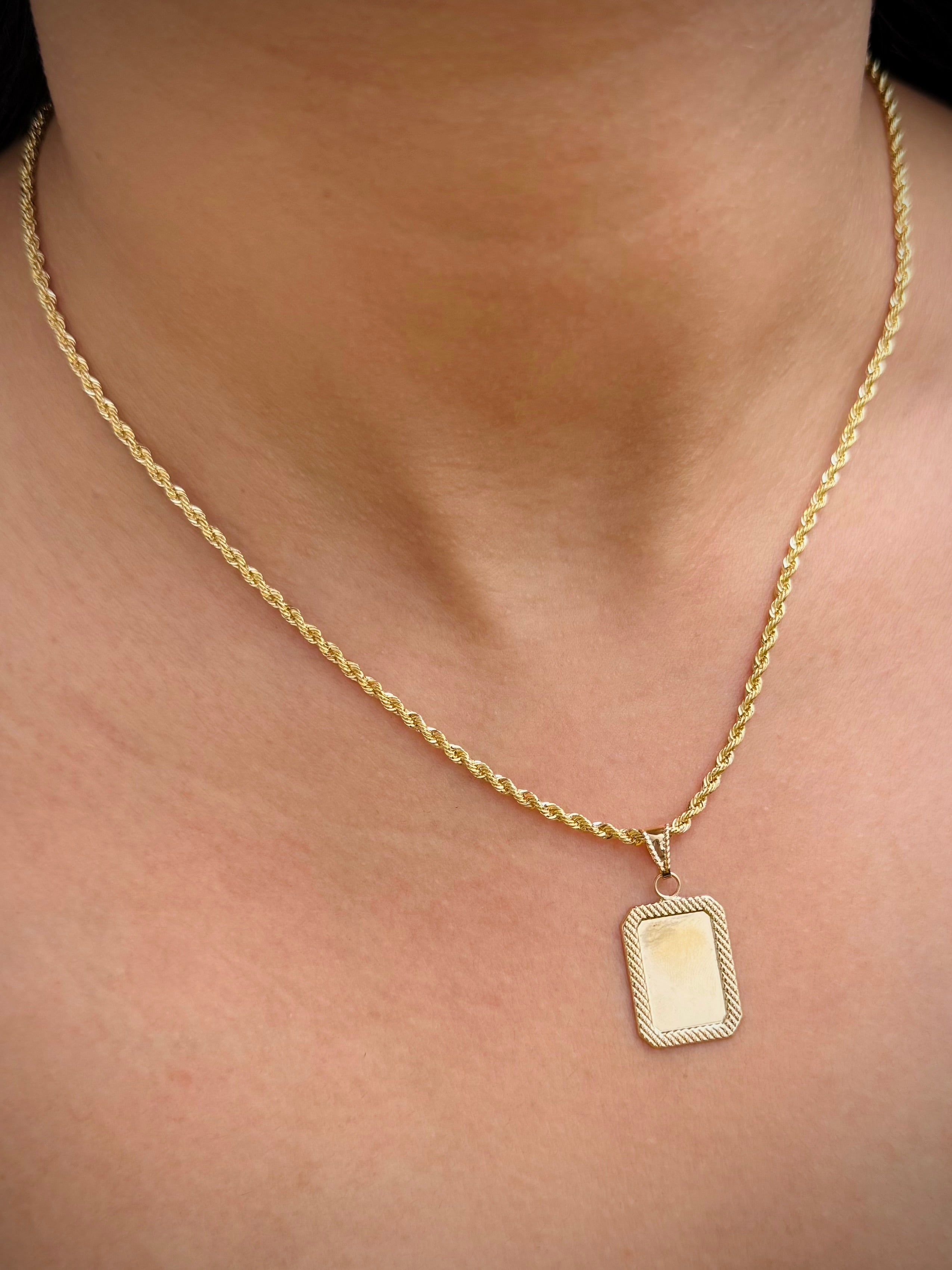 Dije Placa Diamantada 0.65gr / 2.7cm / 14.1mm — Oro Amarillo