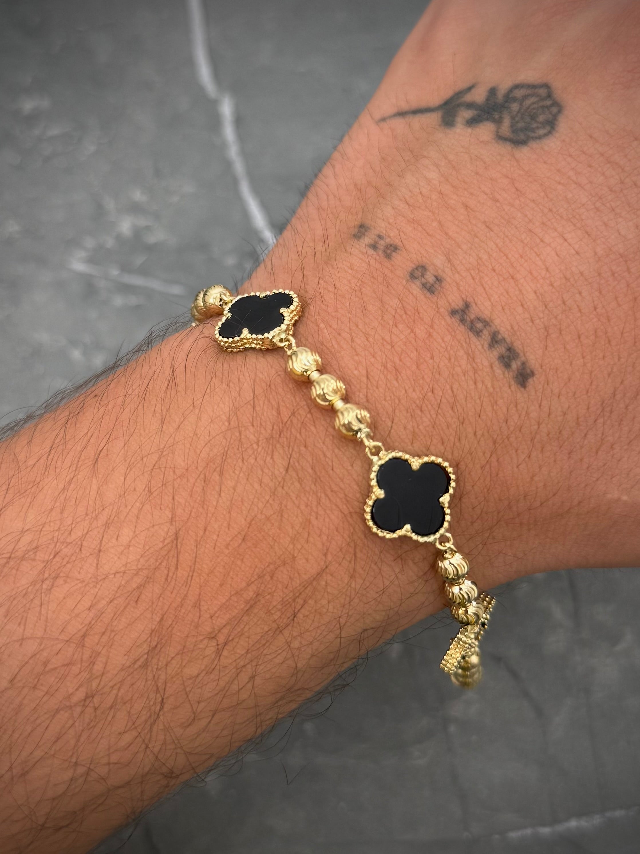 Pulso Lucky Clover Piedra Negra 15.85gr / 23cm / 14mm — Oro Amarillo