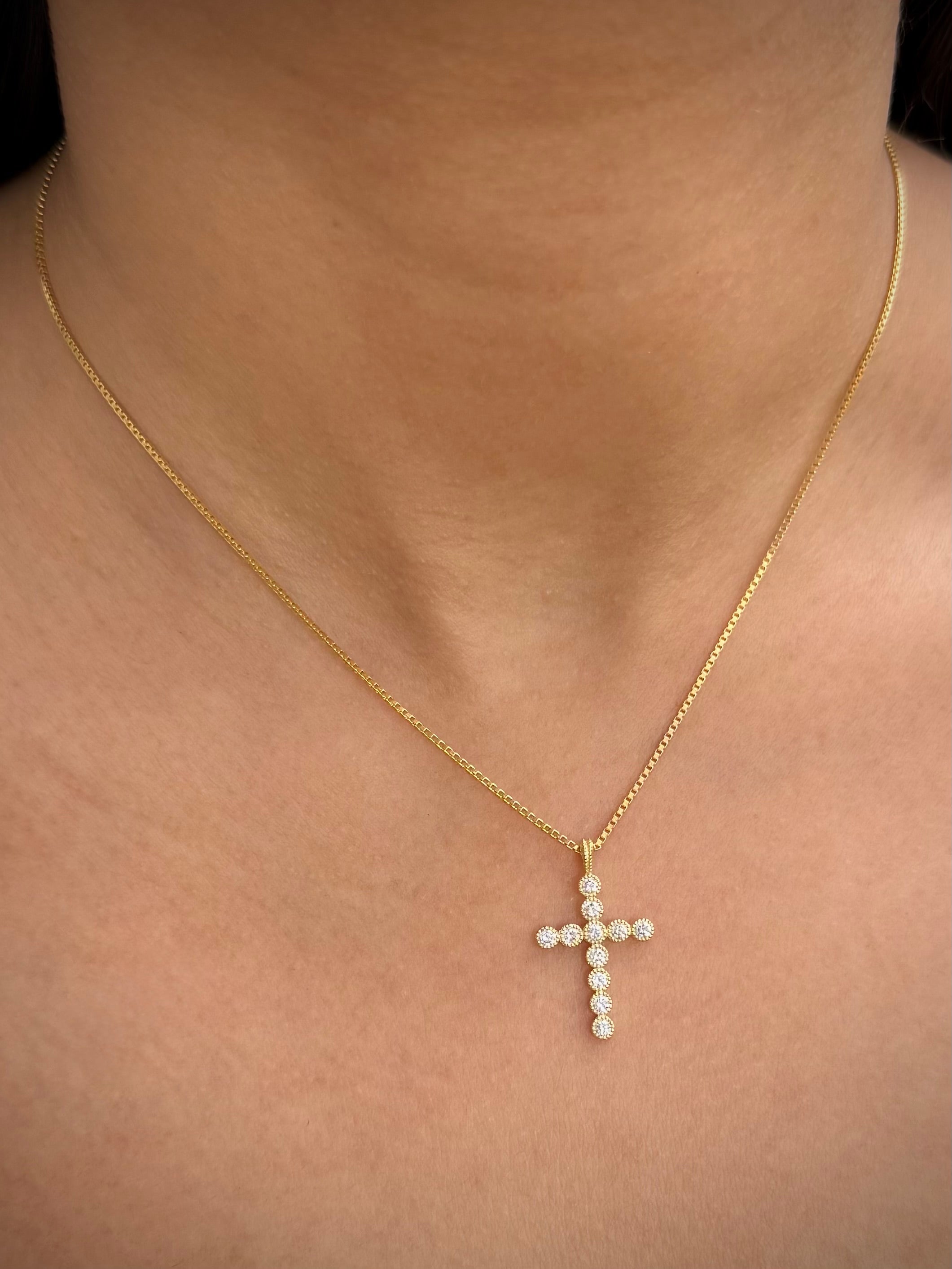 Dije con 43pts de Diamantes 1.2gr / 2.5cm / 15mm — Oro Amarillo