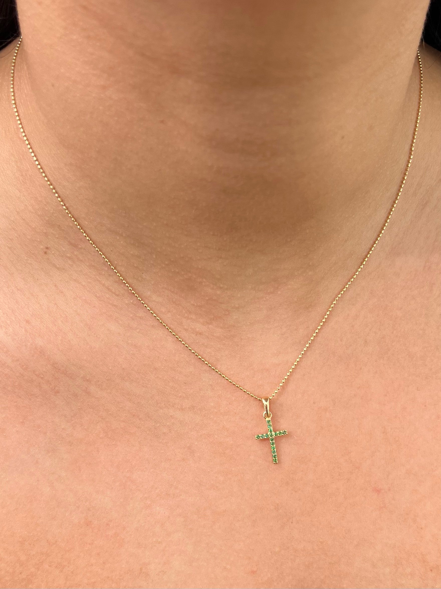 Dije cruz con swarovski verde 0.6gr / Largo 2.0 cm / Oro Amarillo Nac P